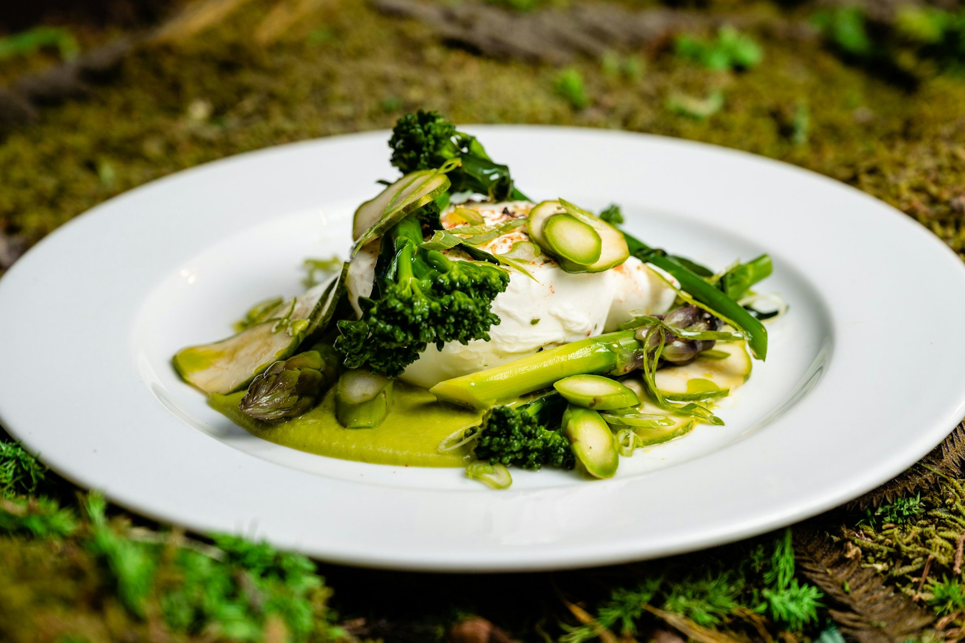 Wow! Burrata mit Erbsen und grünem Gemüse.