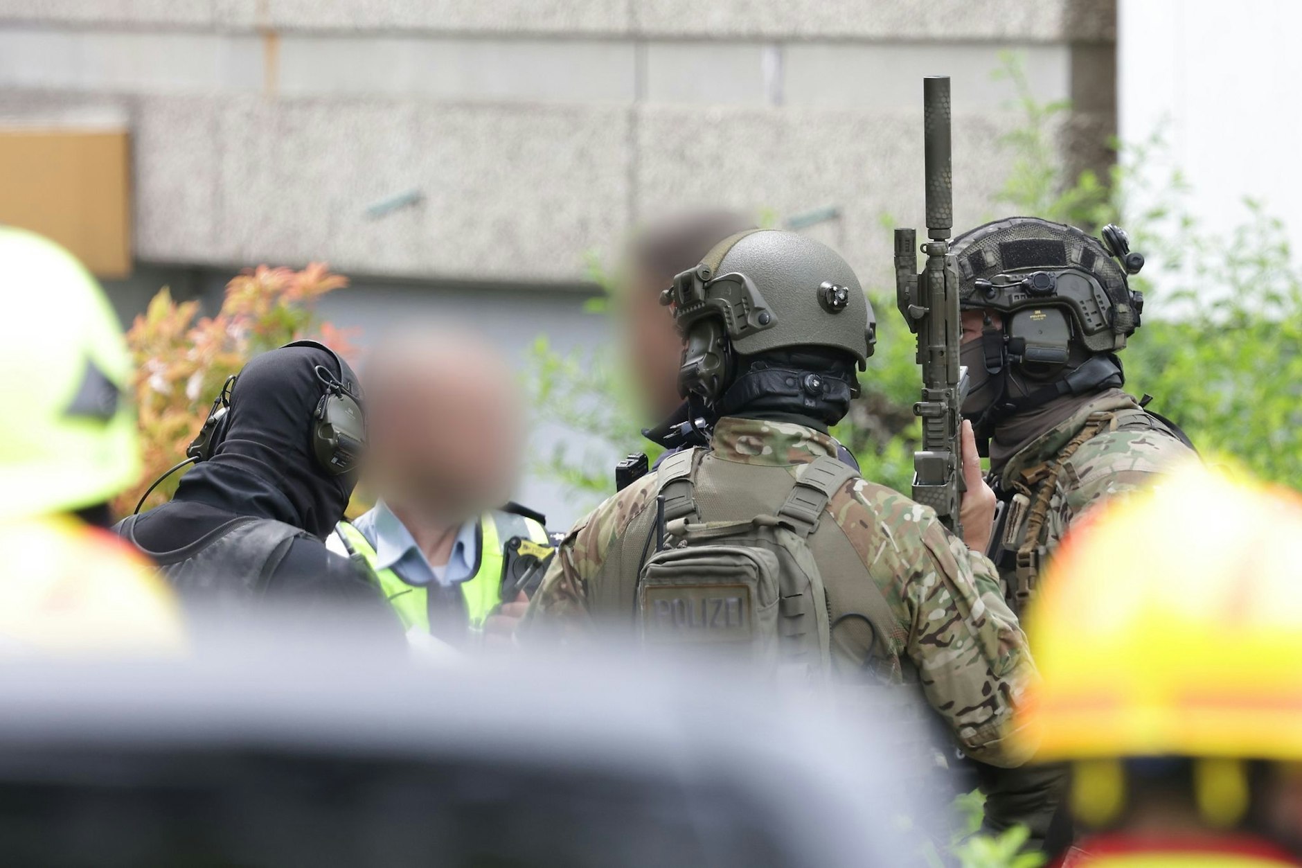 Polizeibeamte mit Spezialausrüstung am Donnerstag im Einsatz