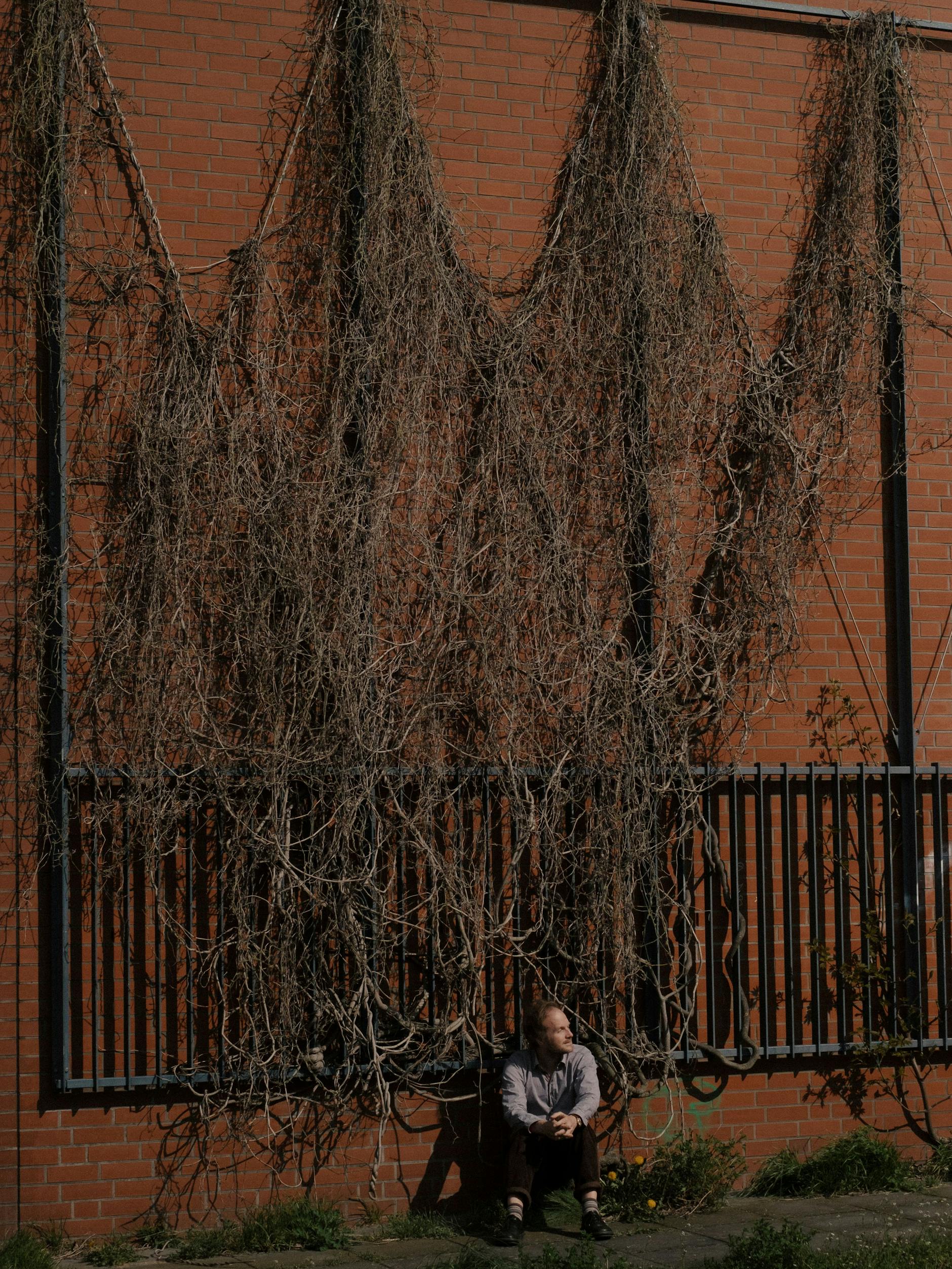 Conrad Kunze vor einer Lärmschutzwand.