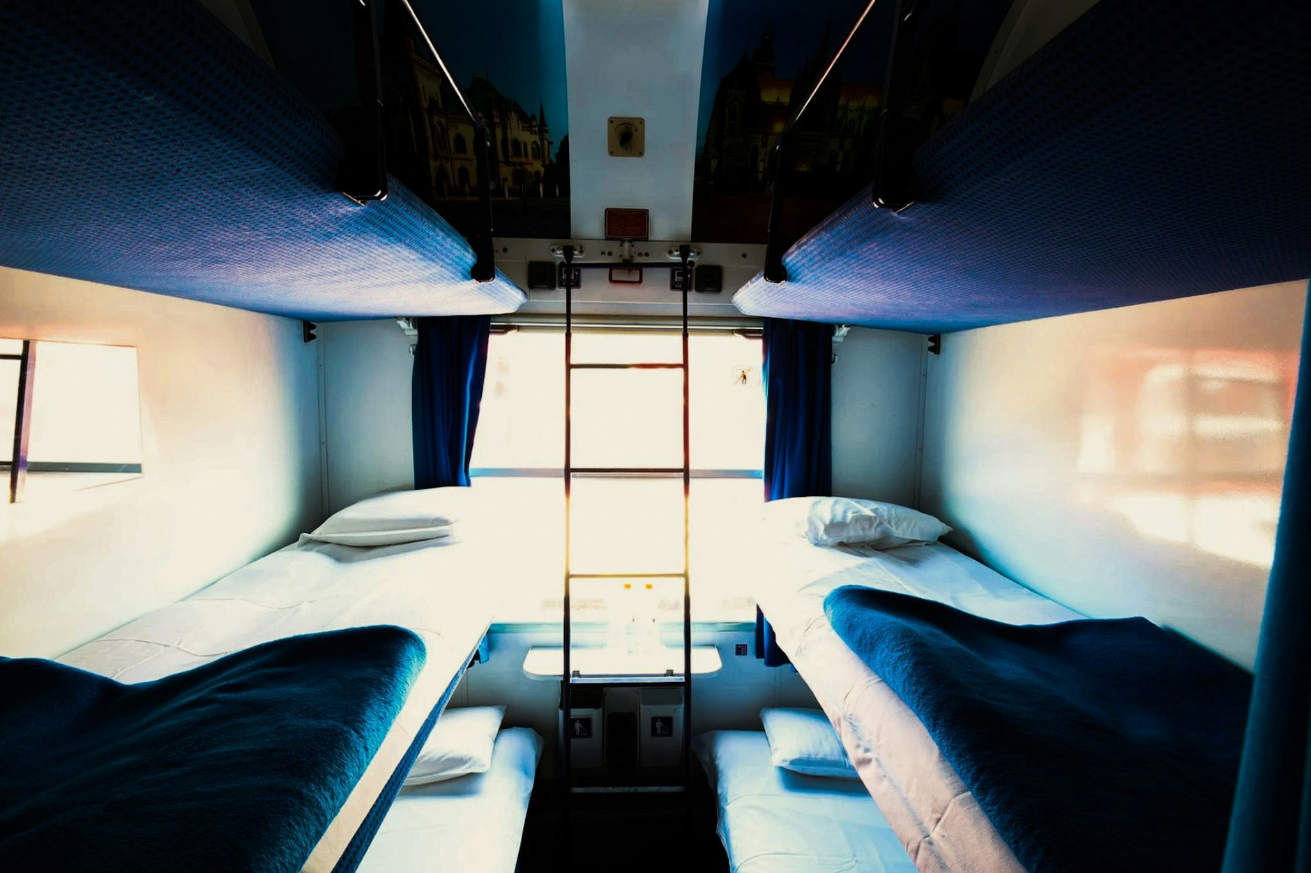 Einsteigen für die Reise durch die Nacht! So sieht im European Sleeper ein Liegewagenabteil mit sechs Betten aus. Es gibt auch Vier-Bett-Liegeabteile – und Sitz- sowie Schlafwagen.