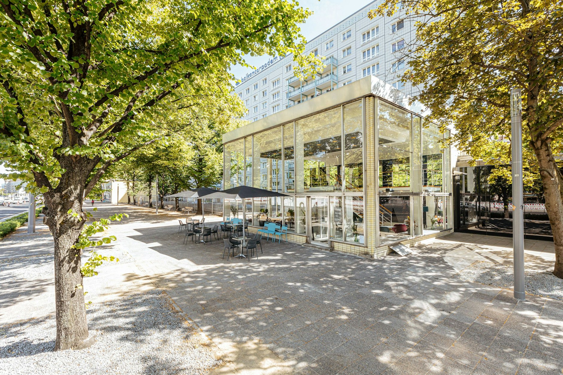 Große Glasfassade: Das Babette ist ebenso wie das <a href="https://www.cafemoskau.com/historie">Café Moskau</a> ein Entwurf des Architekten Josef Kaiser.