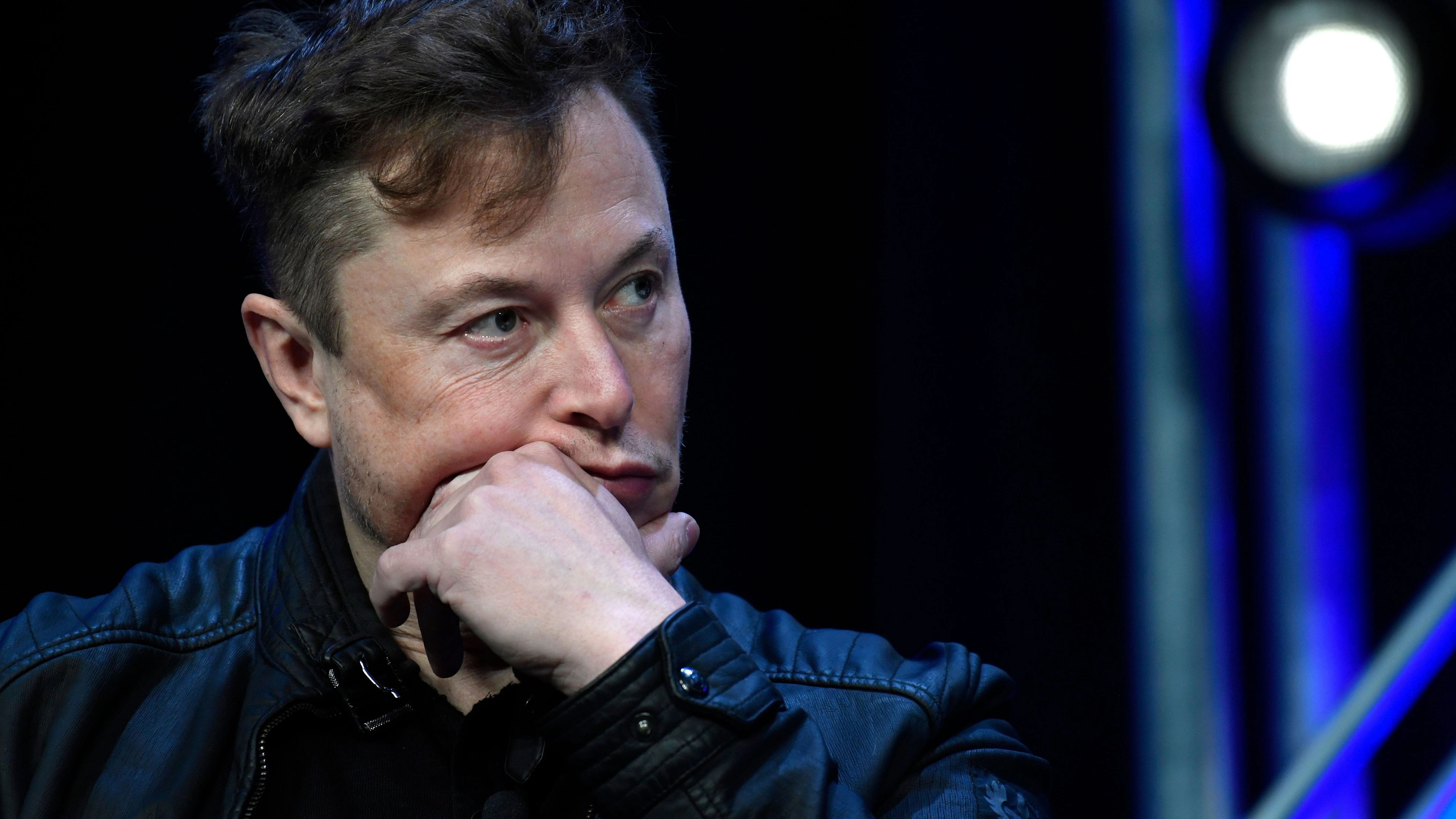 Eine App mit X: Elon Musk, Konzernchef des Elektroautohersteller Tesla, auf einer Konferenz.