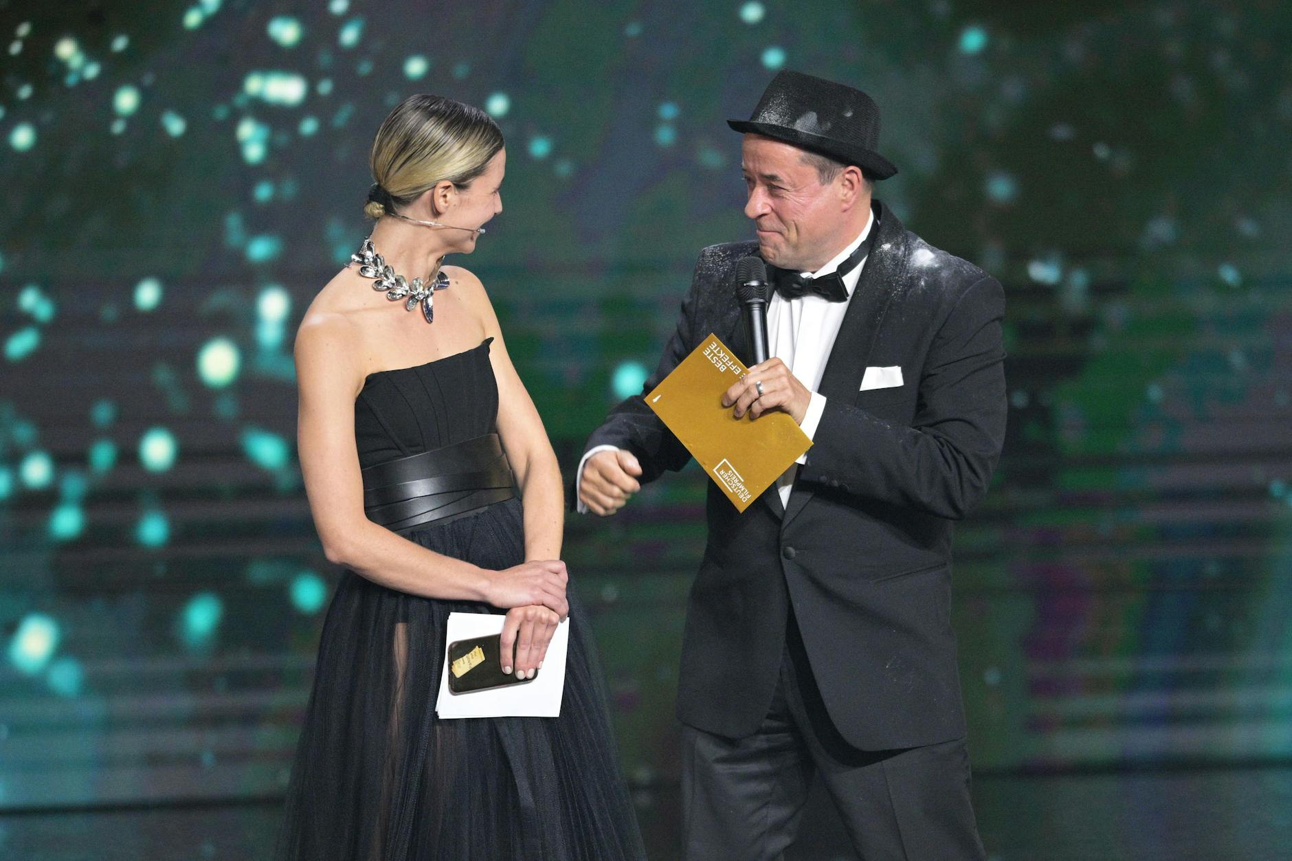 Showeinlage beim Deutschen Filmpreis von Schauspielerin Svenja Jung und ihrem Kollegen Jan Josef Liefers. 