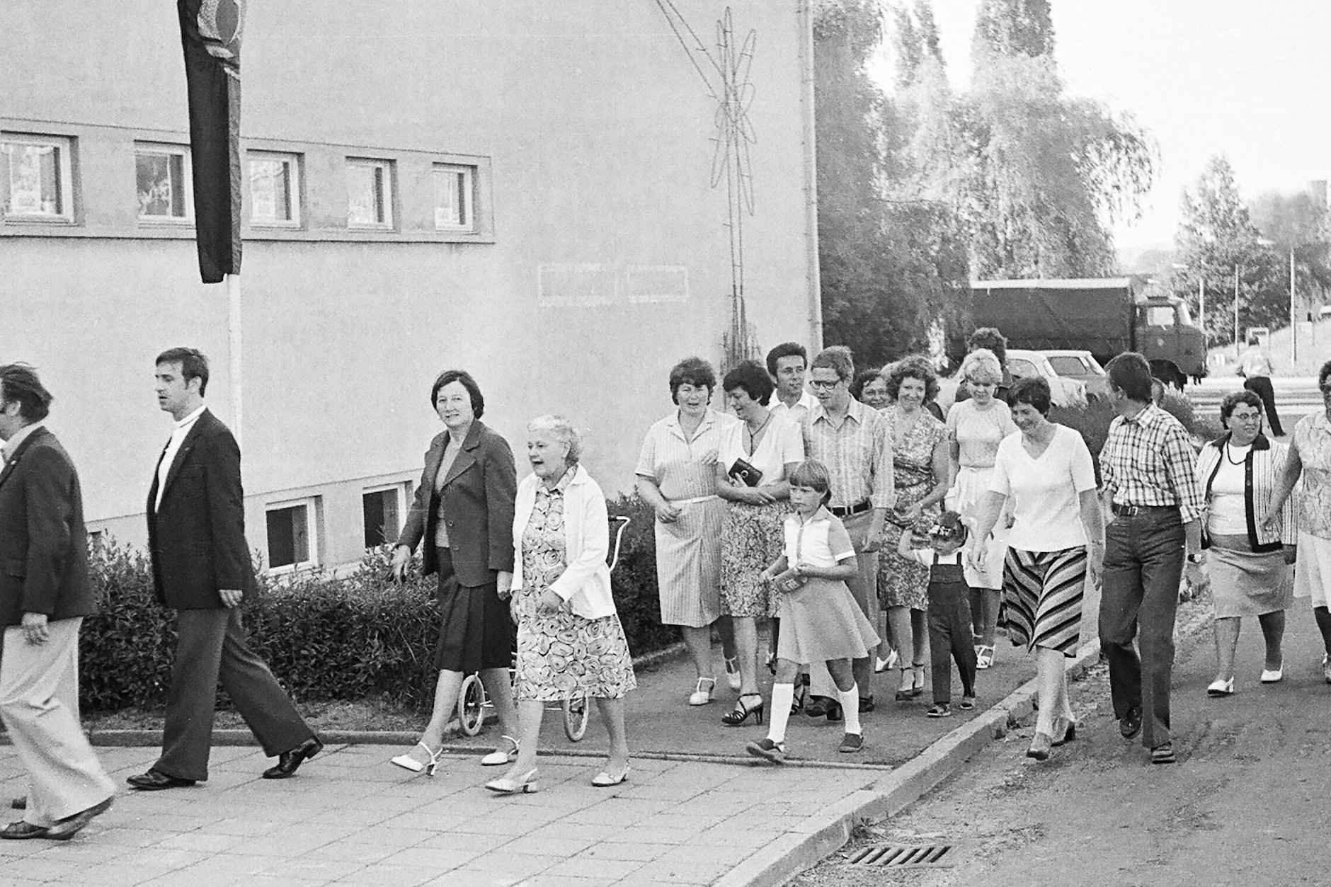 Eine Hausgemeinschaft geht gemeinsam zur Wahl der Volkskammer am 14.06.1981 in Lobenstein in der ehemaligen DDR.