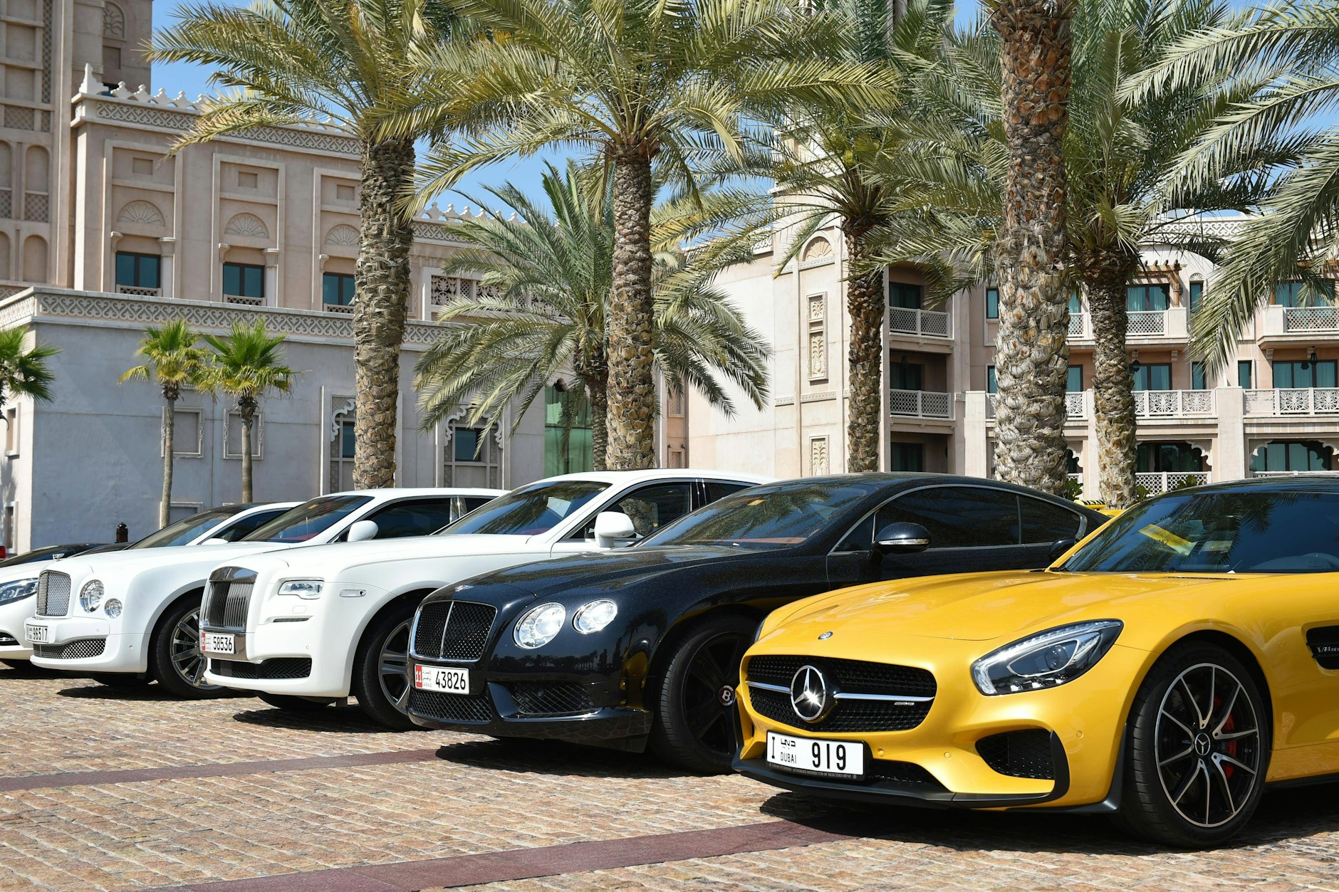 Welche Sanktionen? Warum reiche Russen in Dubai zwei Autos aus Deutschland kaufen