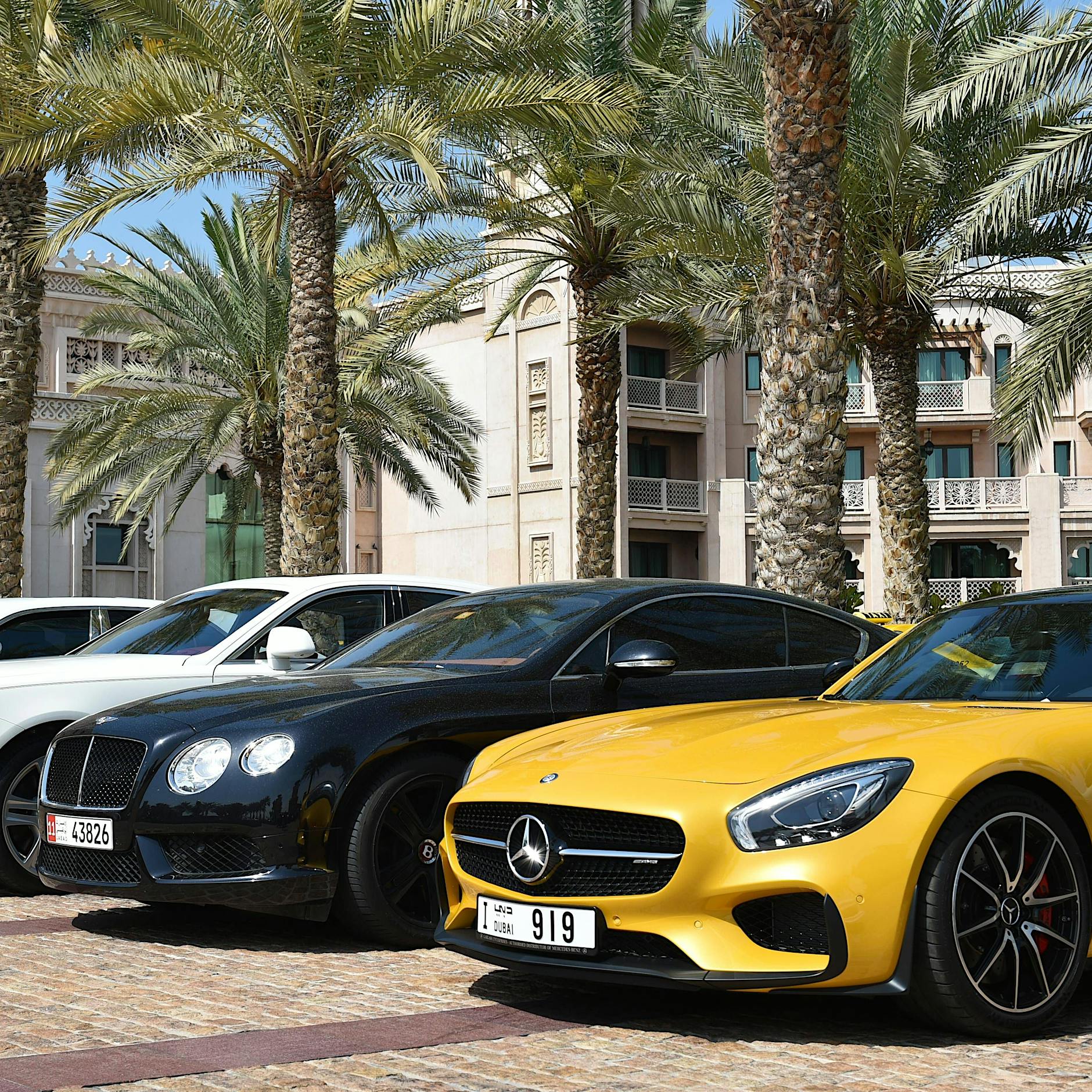 Welche Sanktionen? Warum reiche Russen in Dubai zwei Autos aus Deutschland kaufen