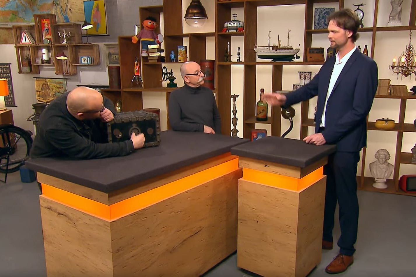 Verkäufer Sascha aus Delmenhorst (r.) mit guten Ratschlägen für den „Bares für Rares“-Experten Sven Deutschmanek (l.): „Da würde ich nicht dran drehen ...!“