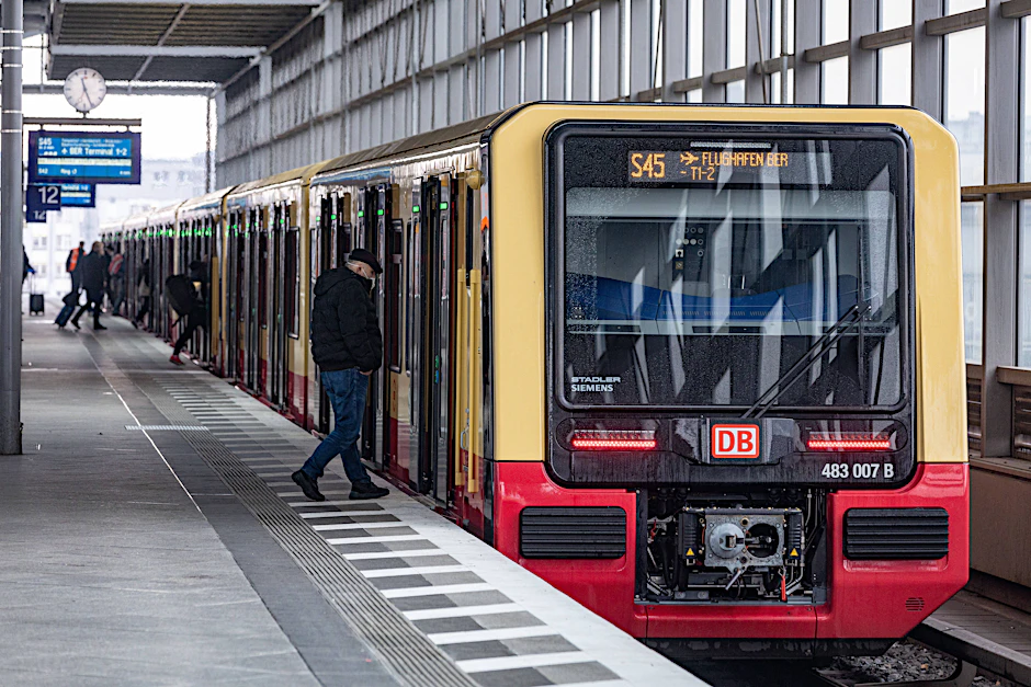 Ein neuer S-Bahn-Zug ist auf dem Ring unterwegs. Fahrzeuge dieses Typs, insgesamt zwölf Wagen, sollen auch auf der neuen S15 zwischen Gesundbrunnen und Hauptbahnhof Fahrgäste befördern.