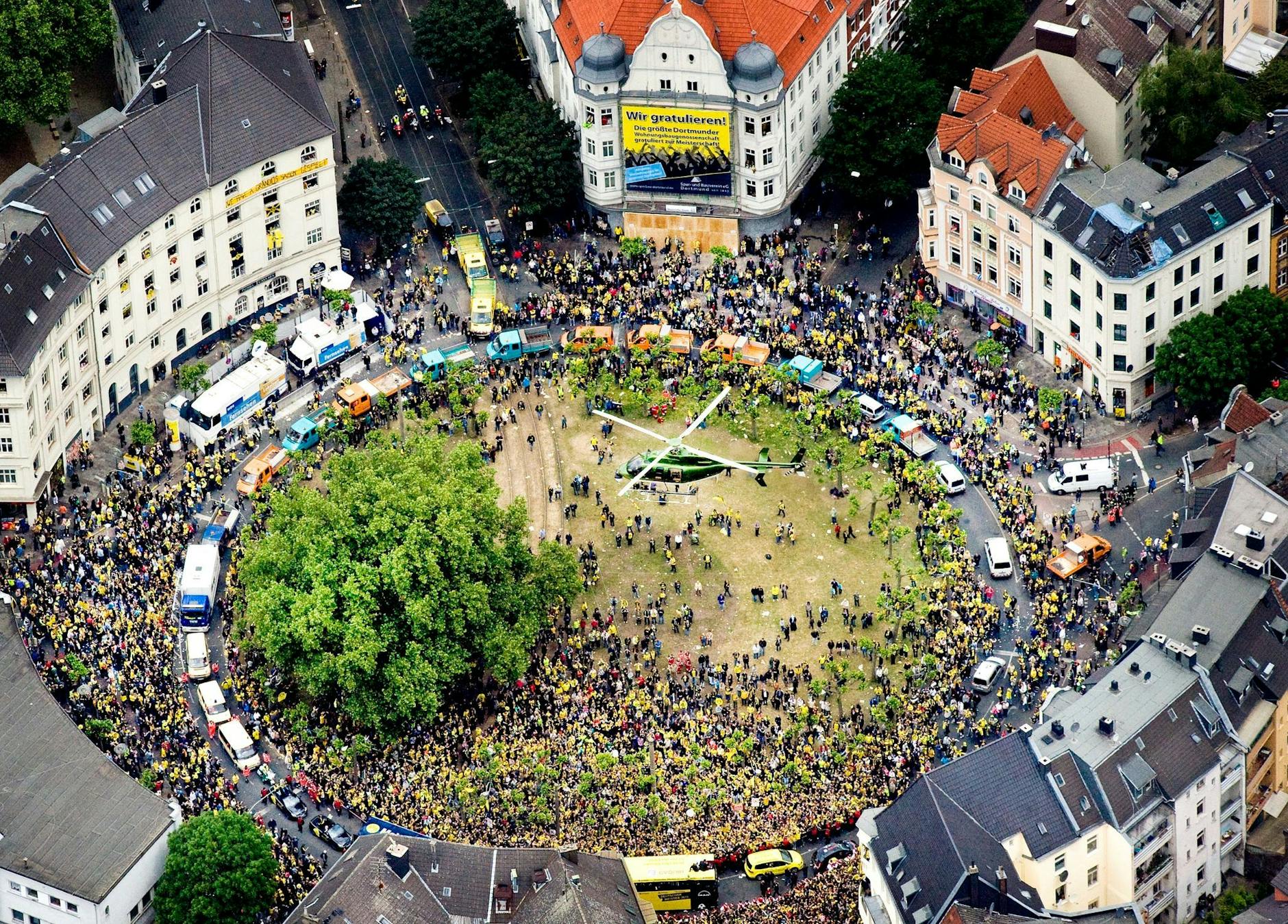 ARCHIV - Mai 2011: Blick auf die jubelnden Fans des Fußball-Bundesligisten Borussia Dortmund während der Meisterfeier am Borsigplatz in Dortmund.