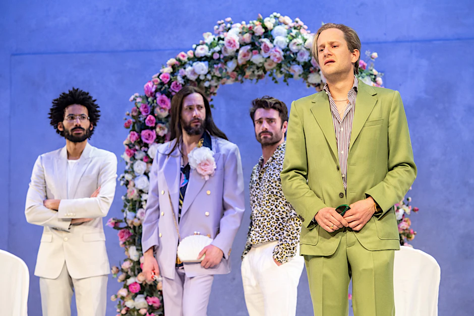 Toby Darling (in Grün) crasht die Hochzeit seines Ex-Partners Eric. „Das Vermächtnis“, Regie: Philipp Stölzl, eröffnete das Theatertreffen.