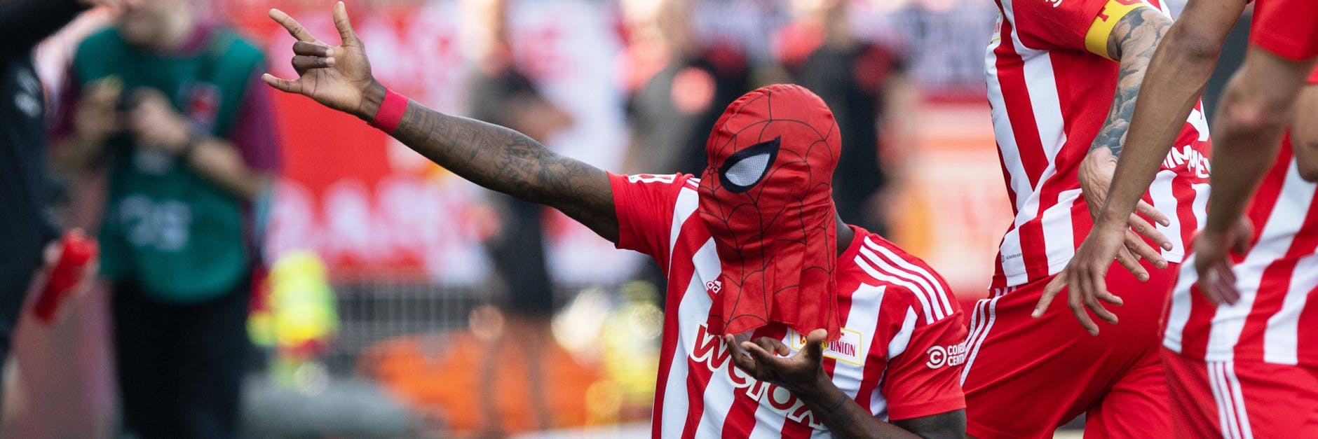 Ist es ein Vogel? Ist es ein Flugzeug? Nein, es ist Super-Spiderman Sheraldo Becker.