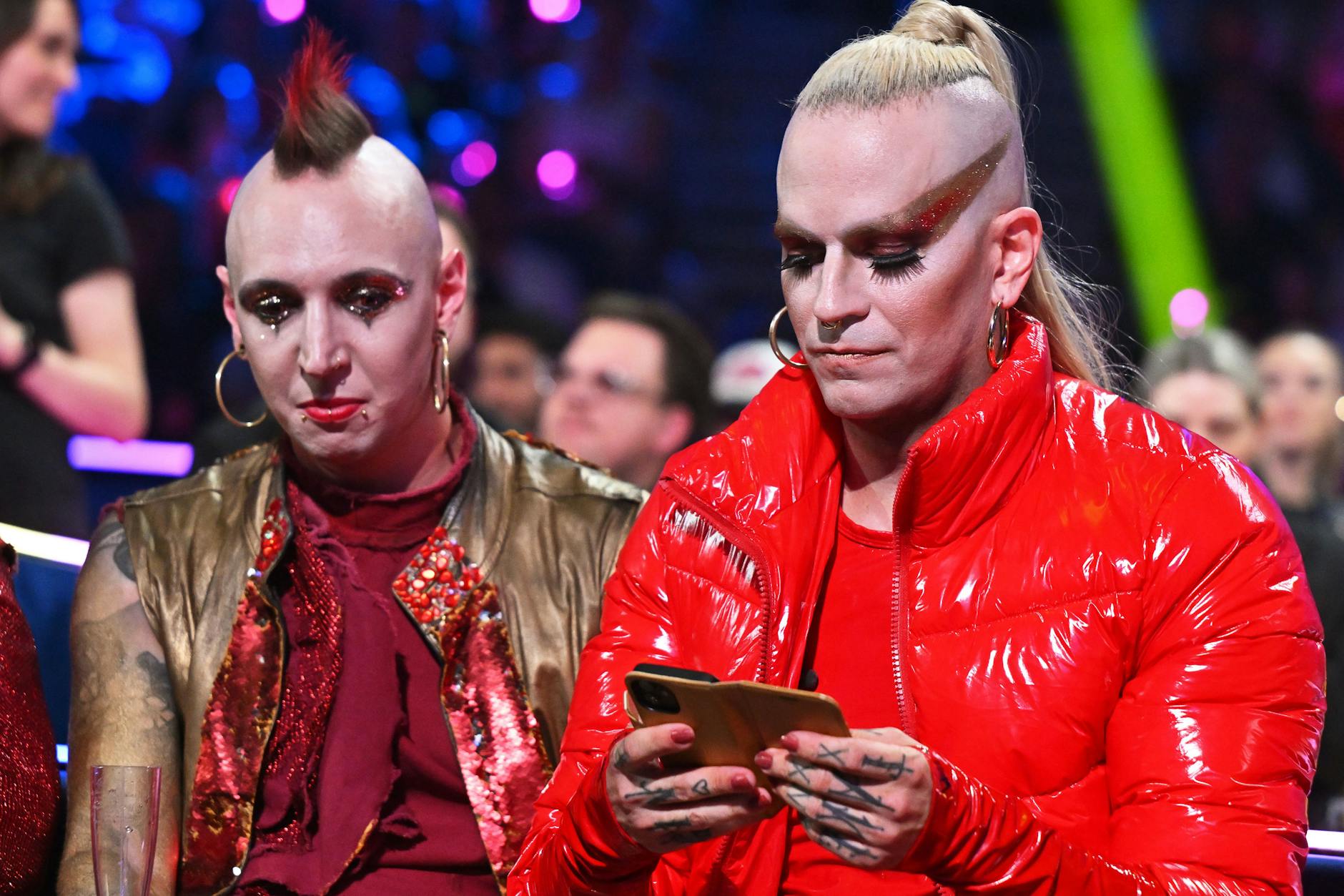 Frontmann Chris Harms (re.) von der Band Lord Of The Lost ist enttäuscht. 