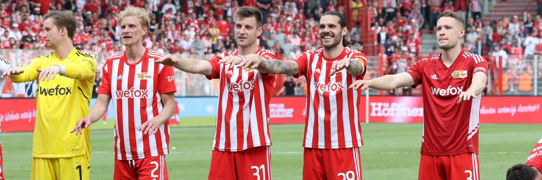 Strahlende Gesichter bei den Profis des 1. FC Union nach dem 4:2 gegen den SC Freiburg.