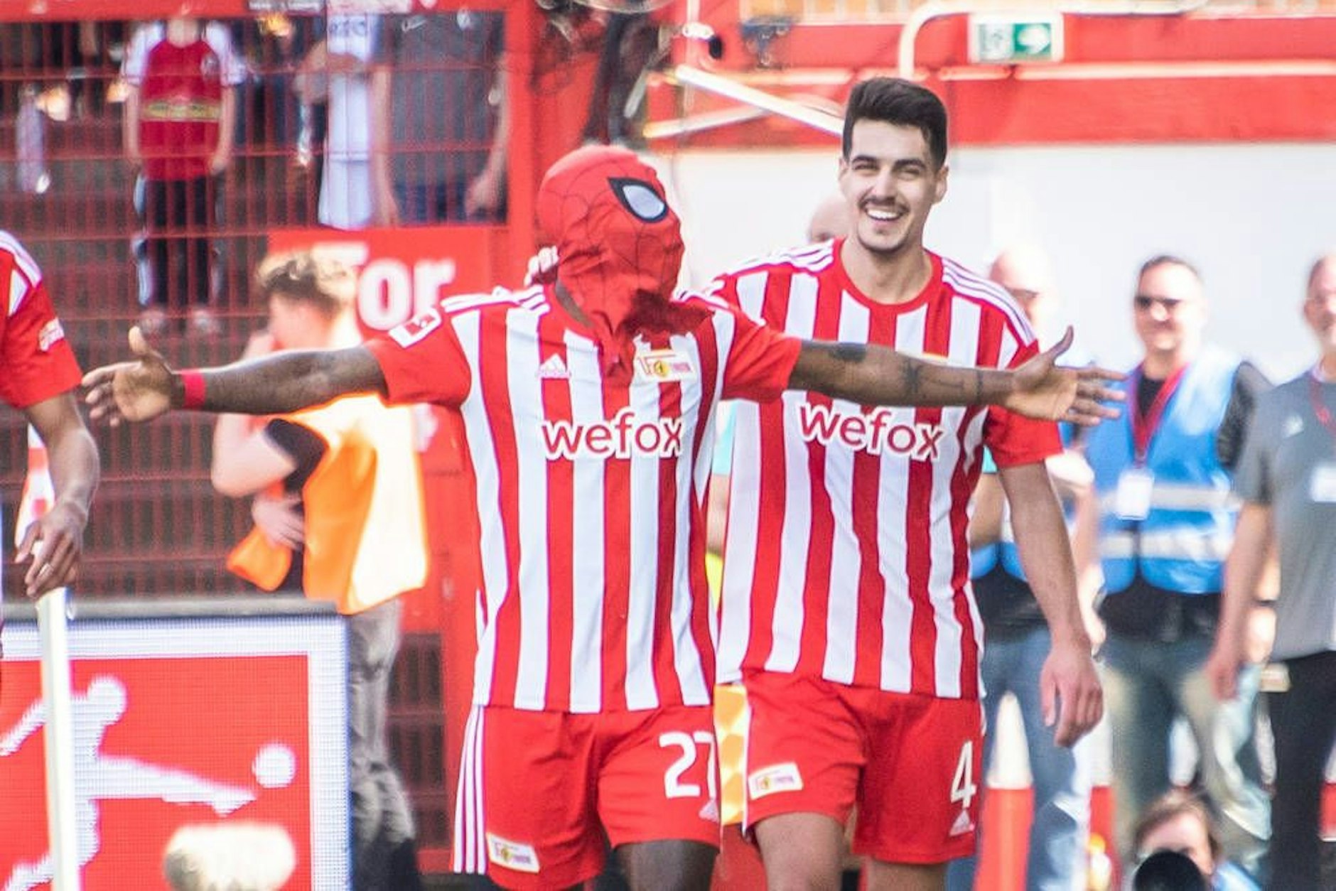 Sheraldo Becker jubelt mit Spiderman-Maske.