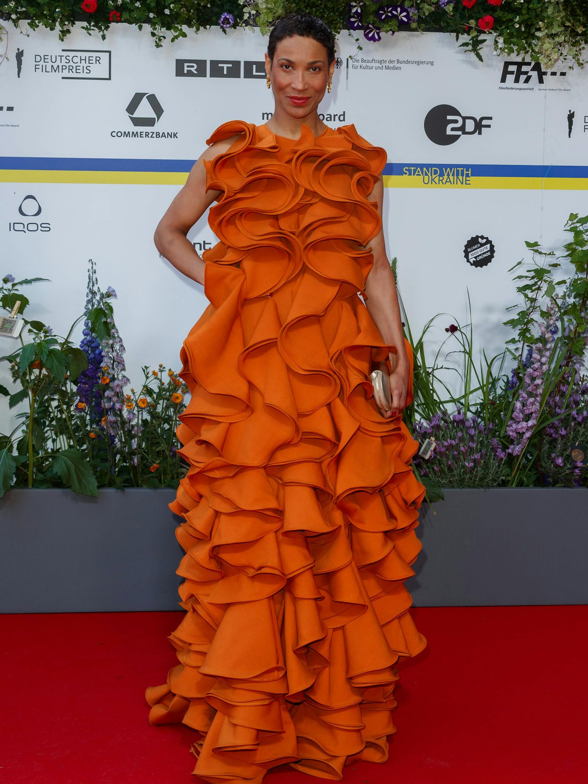 Schauspielerin Annabelle Mandeng beim 73. Deutschen Filmpreis in einem Look von Kilian Kerner.