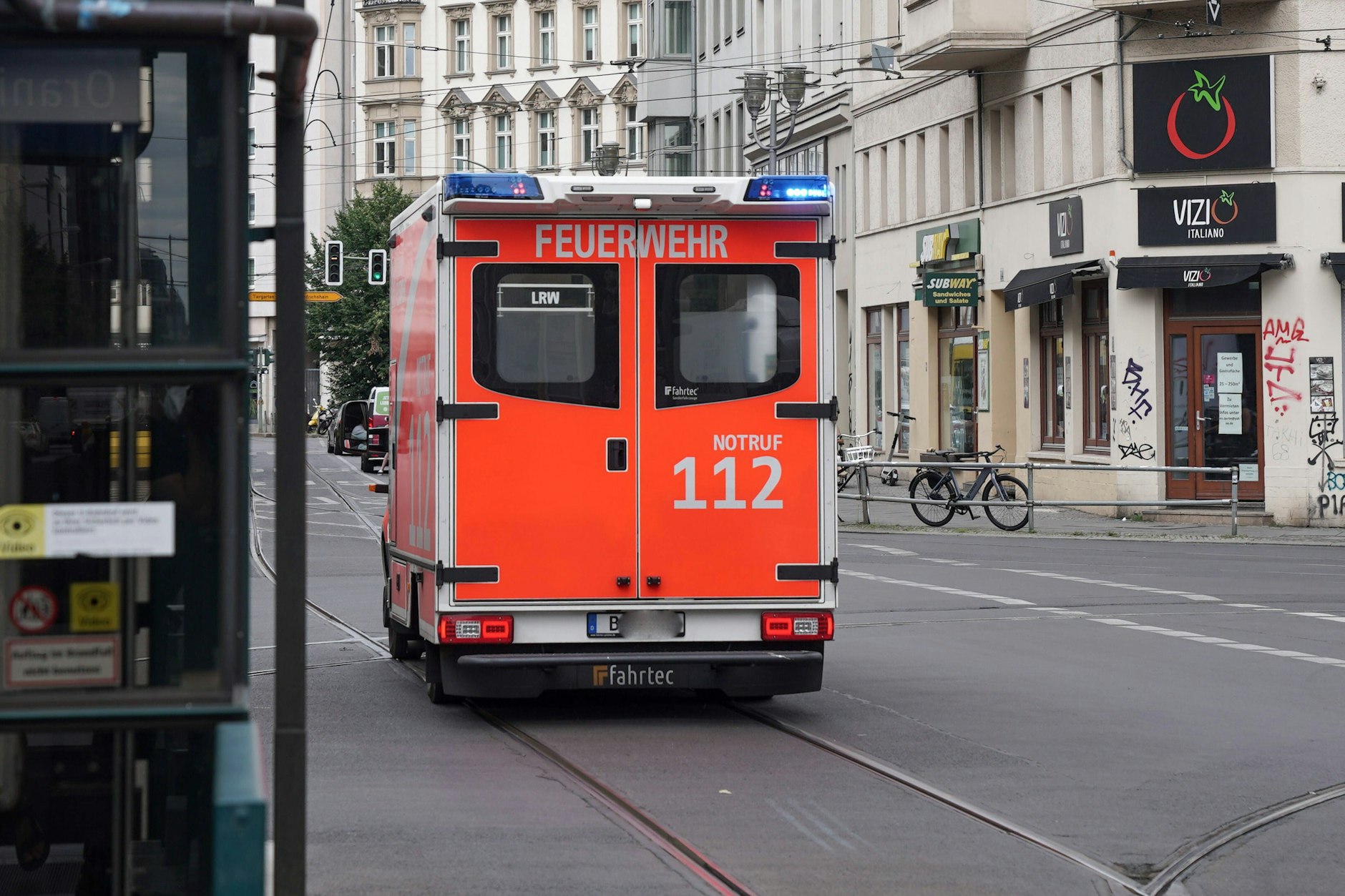 Ein Rettungswagen der Berliner Feuerwehr fährt zu einer Unfallstelle.&nbsp;