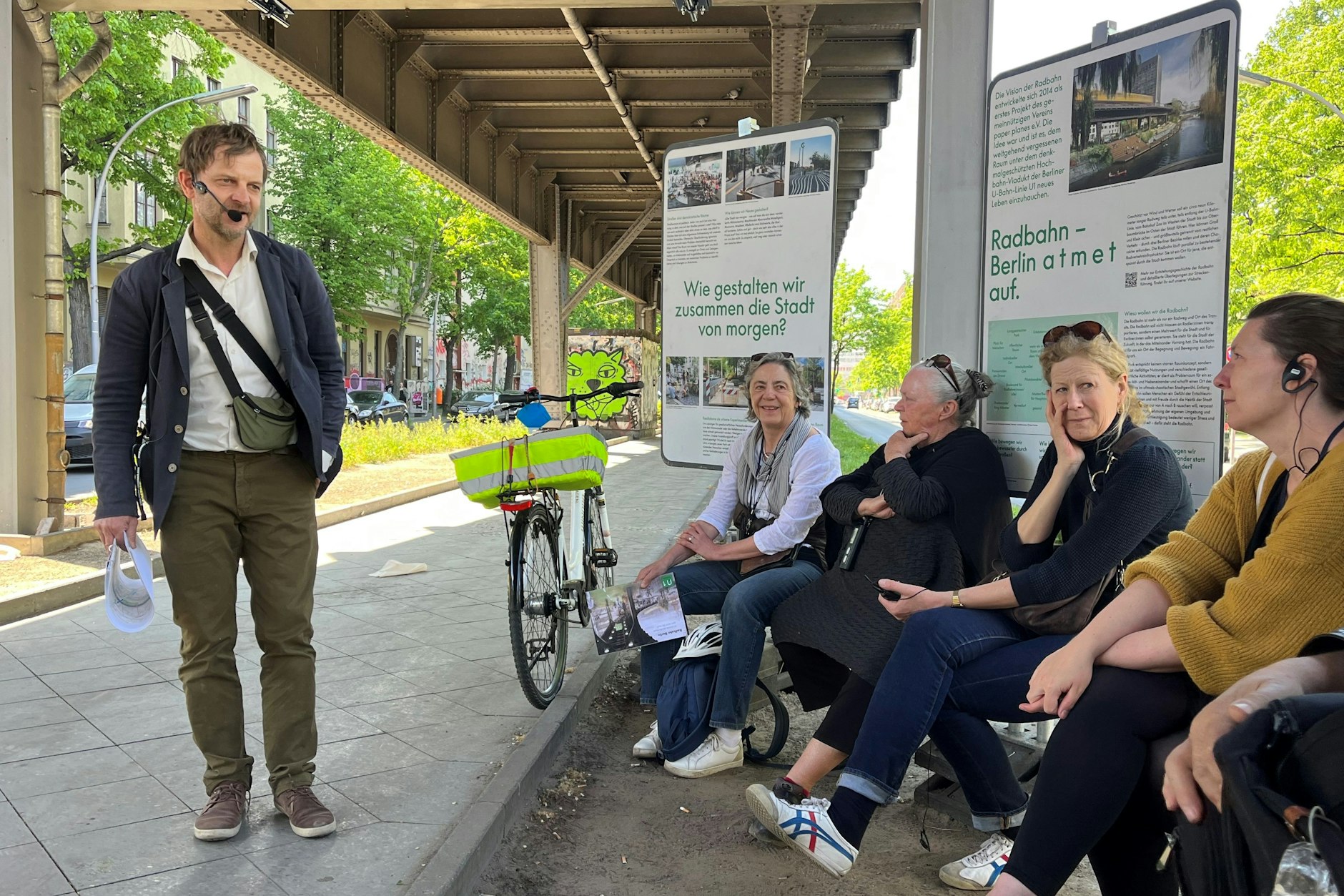 Matthias Heskamp (l.) vom Verein Paper Planes bei der Führung am Sonnabend. Die Infotafeln des Reallabors Radbahn stehen schon seit vielen Monaten unbeschädigt auf dem Mittelstreifen.