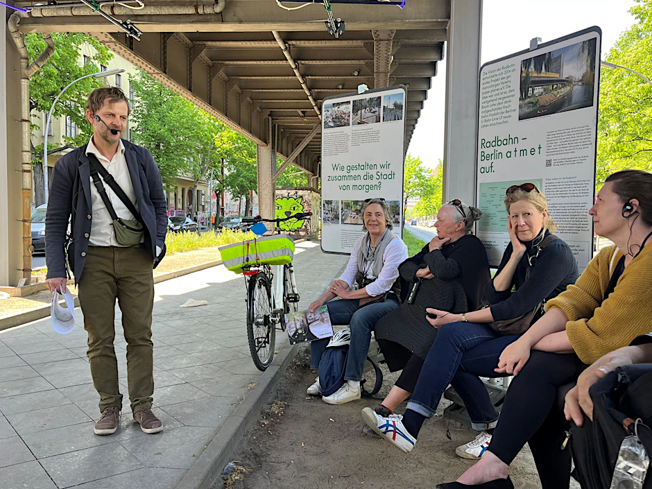 Matthias Heskamp (l.) vom Verein Paper Planes bei der Führung am Sonnabend. Die Infotafeln des Reallabors Radbahn stehen schon seit vielen Monaten unbeschädigt auf dem Mittelstreifen.