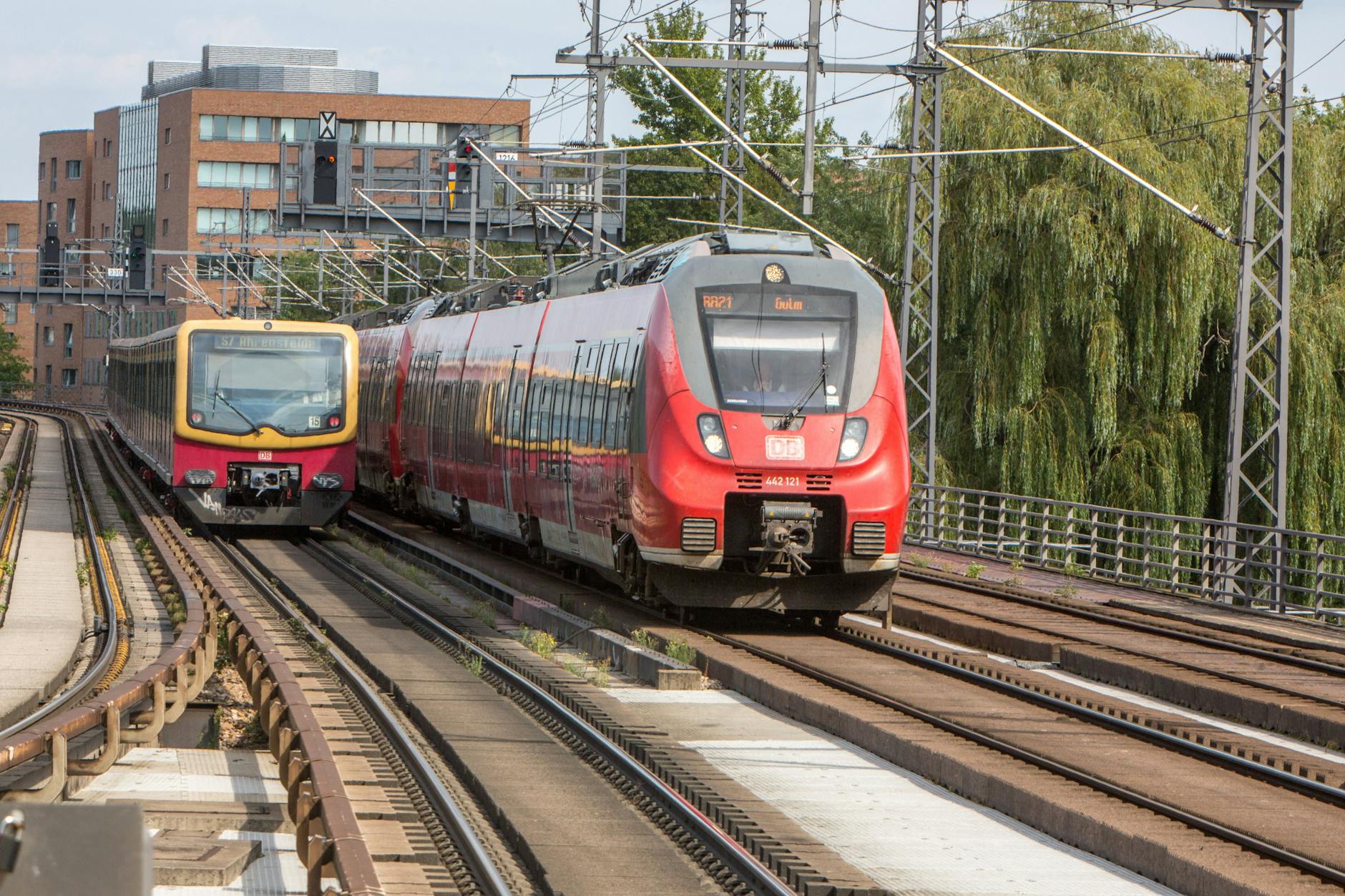 Wegen Erneuerung von Gleis- und Bahnanlagen müssen die Streckenabschnitte zwischen Ostbahnhof und Friedrichstraße gesperrt werden. 