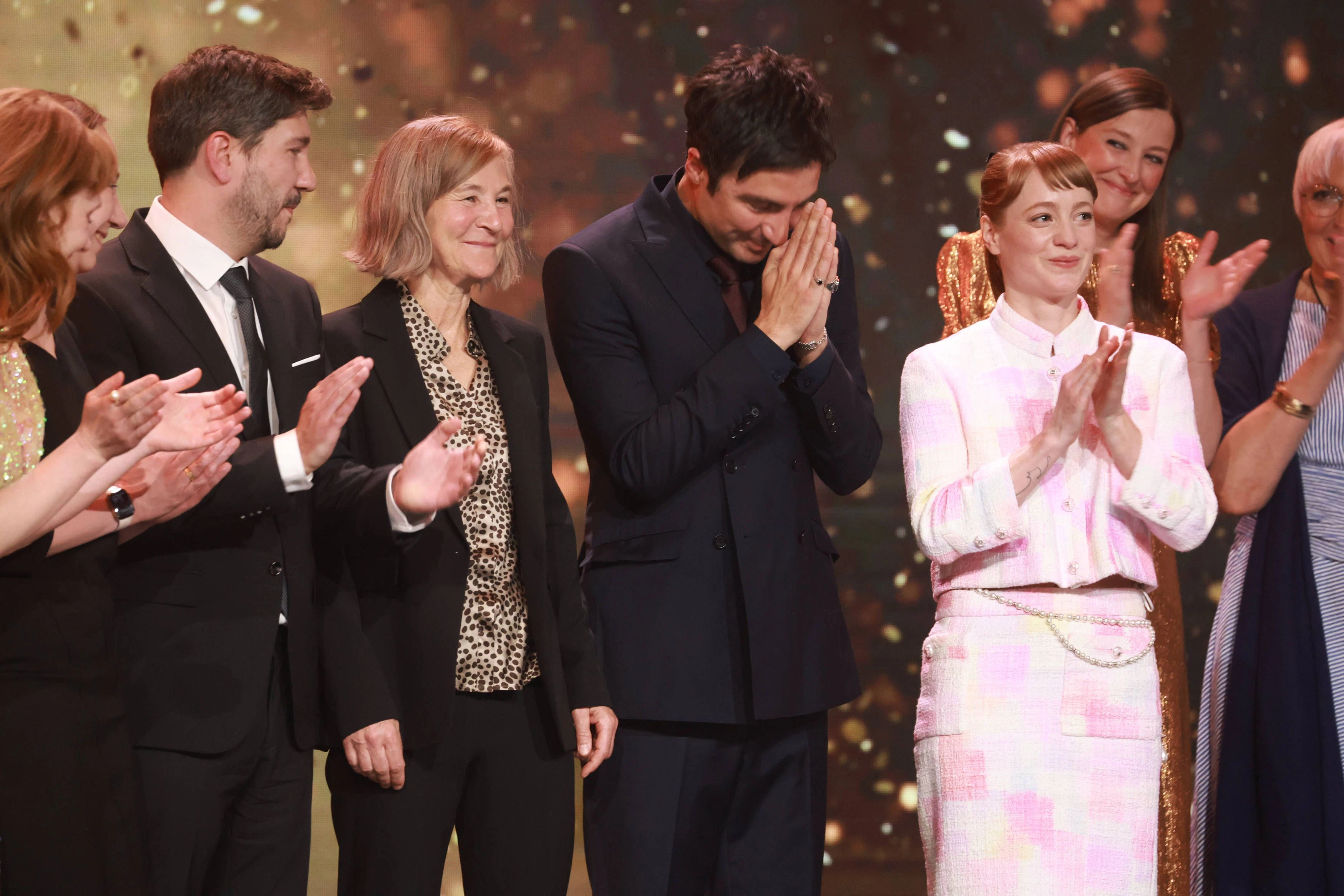 Der Berliner Regisseur İlker Çatak (Mitte) bedankt sich für den Hauptpreis.