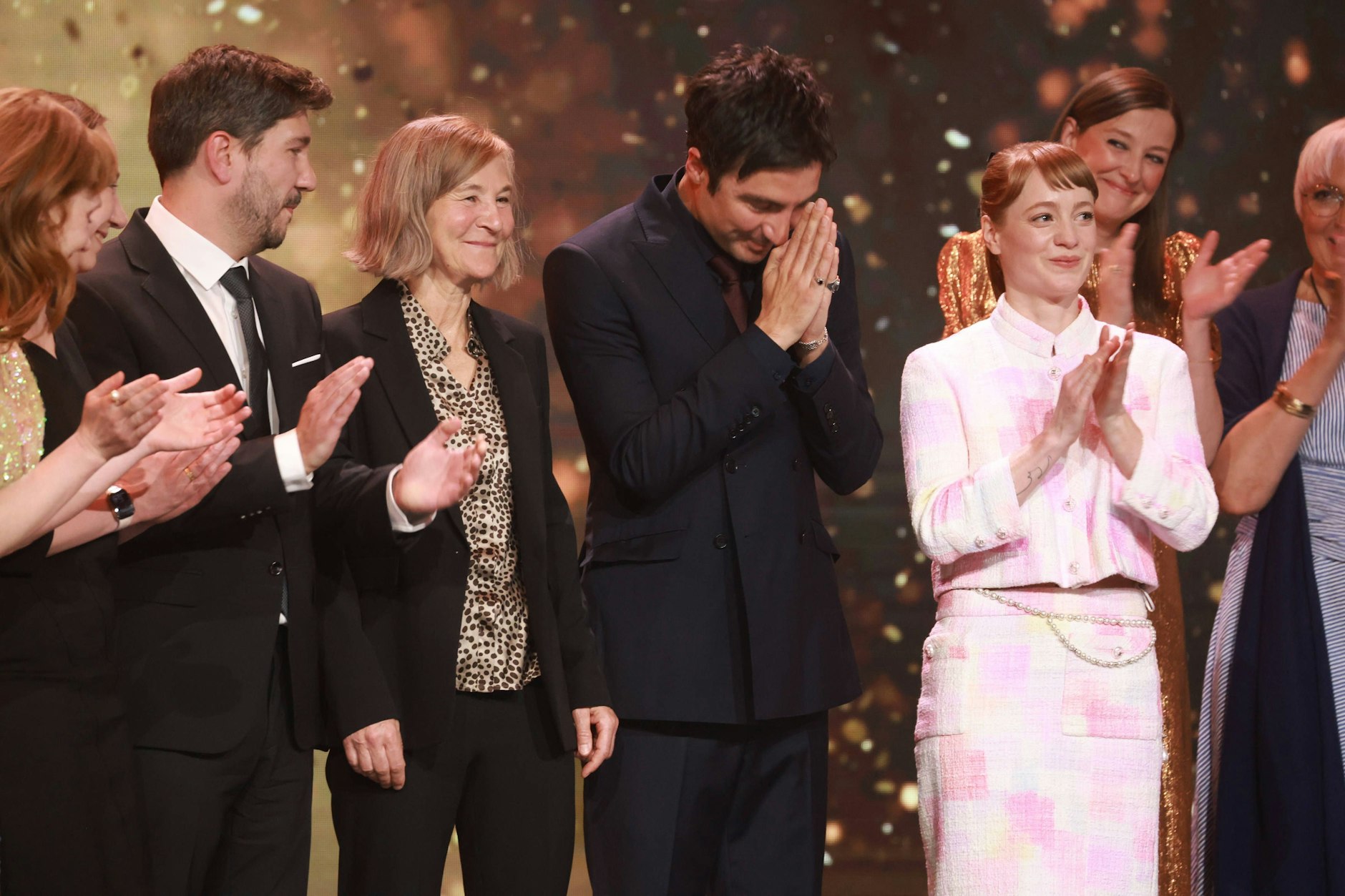 Der Berliner Regisseur İlker Çatak (Mitte) bedankt sich für den Hauptpreis.
