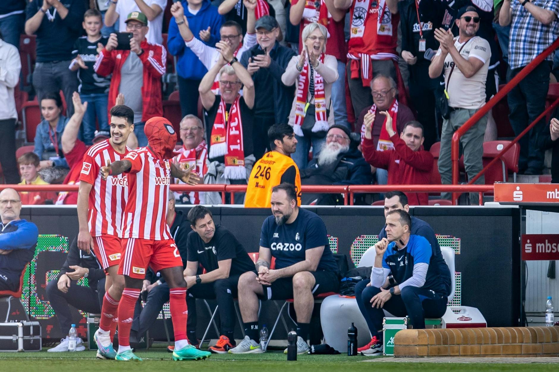 Sheraldo Becker (r.) bejubelt seinen ersten Treffer zum zwischenzeitlichen 2:0 mit einer Spiderman-Maske.