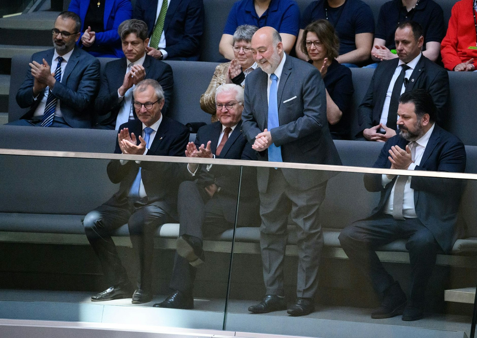 Israels Botschafter in Deutschland, Ron Prosor (2.v.r.), zusammen mit Gideon Joffe (l.), Vorsitzender der Jüdischen Gemeinde zu Berlin, und Bundespräsident Frank-Walter Steinmeier (2.v.l.) auf der Ehrentribüne im Bundestag.  