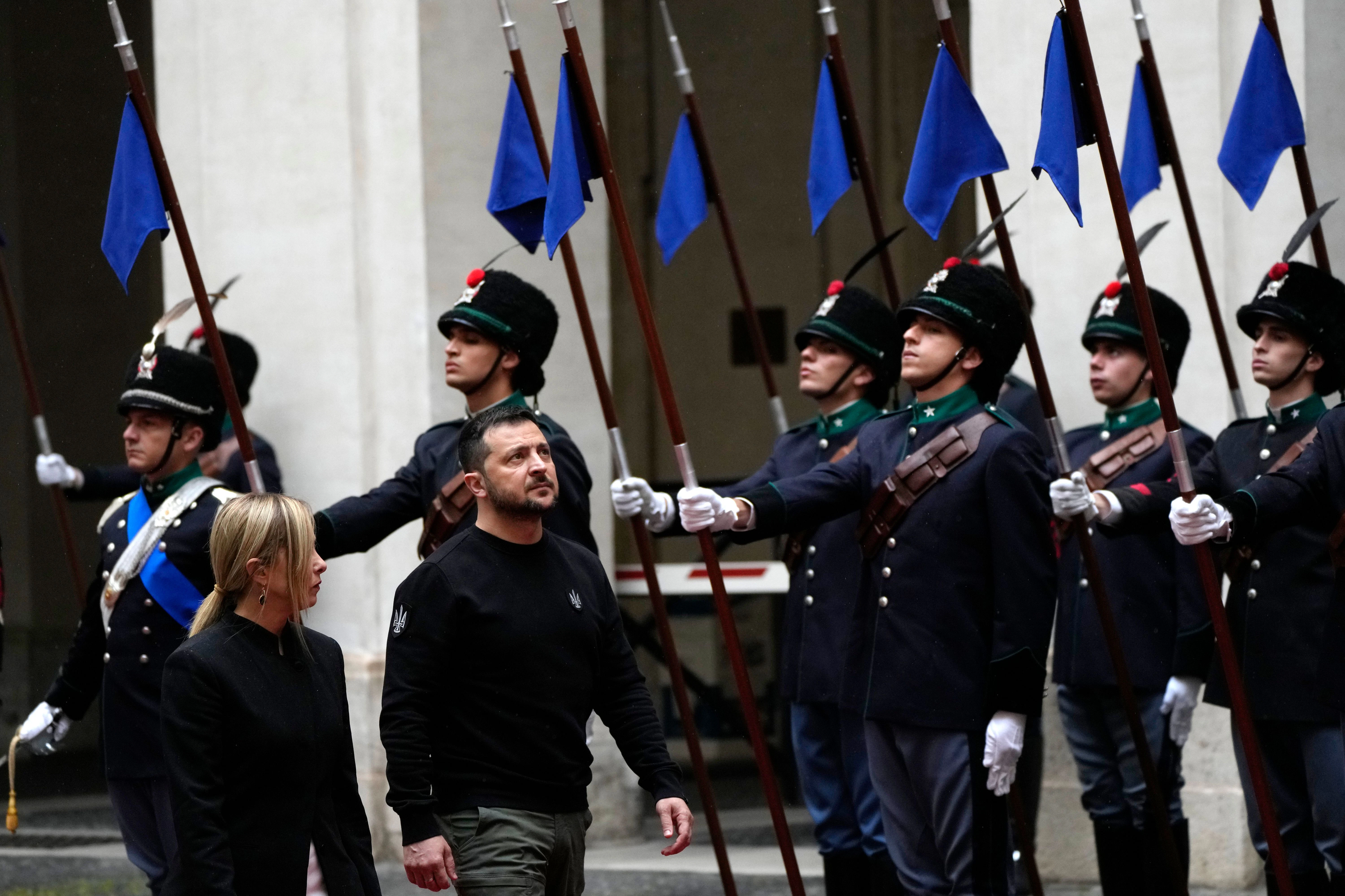 Giorgia Meloni (l.), Ministerpräsidentin von Italien, und Wolodymyr Selenskyj, Präsident der Ukraine, bei der Begrüßung vor ihrem Treffen im Chigi-Palast, dem Sitz der Regierung