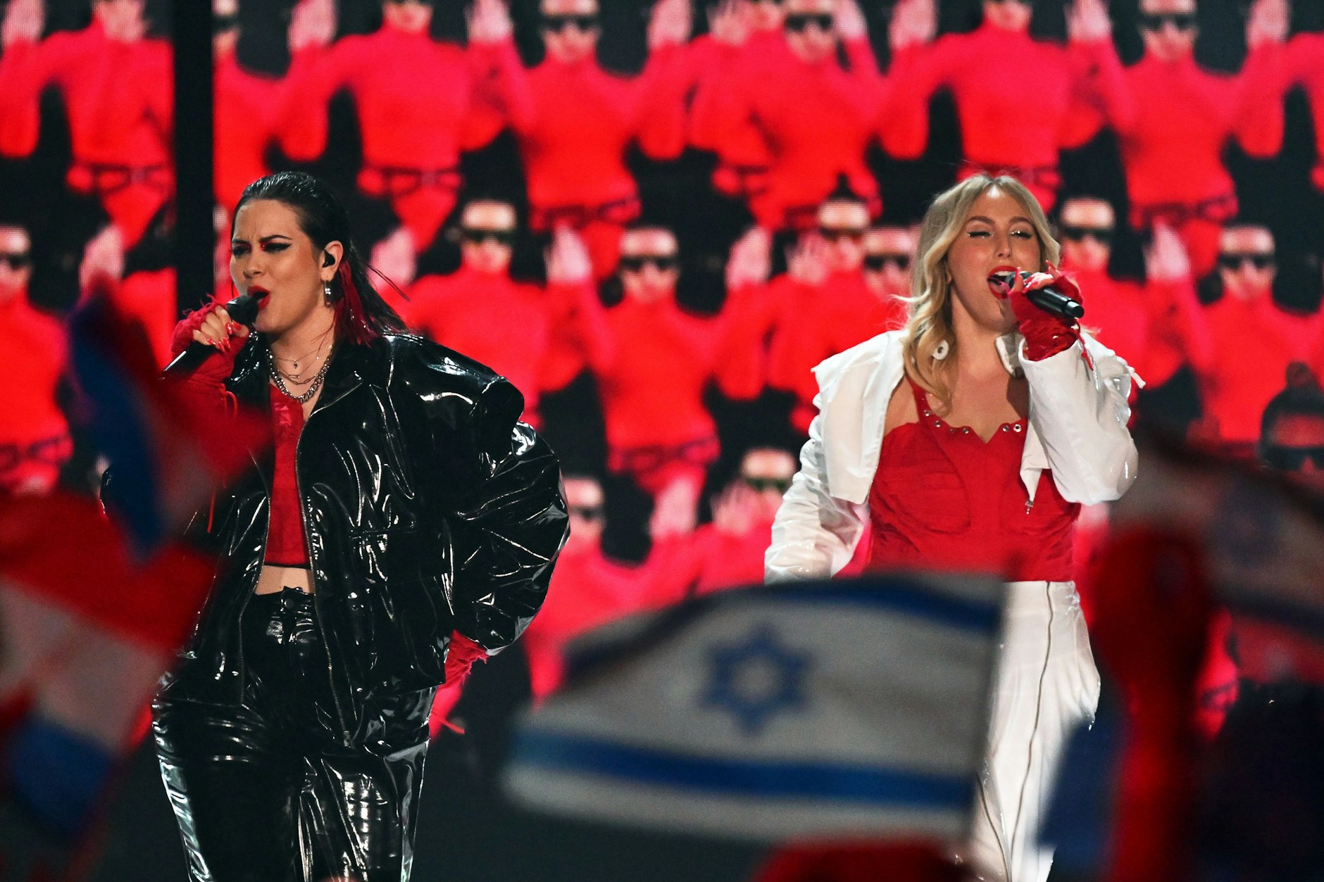 Liverpool: Selina-Maria Edbauer (r) und Teodora Spiric aus Österreich singen «Who the hell is Edgar?» beim Finale des 67. Eurovision Song Contest (ESC).