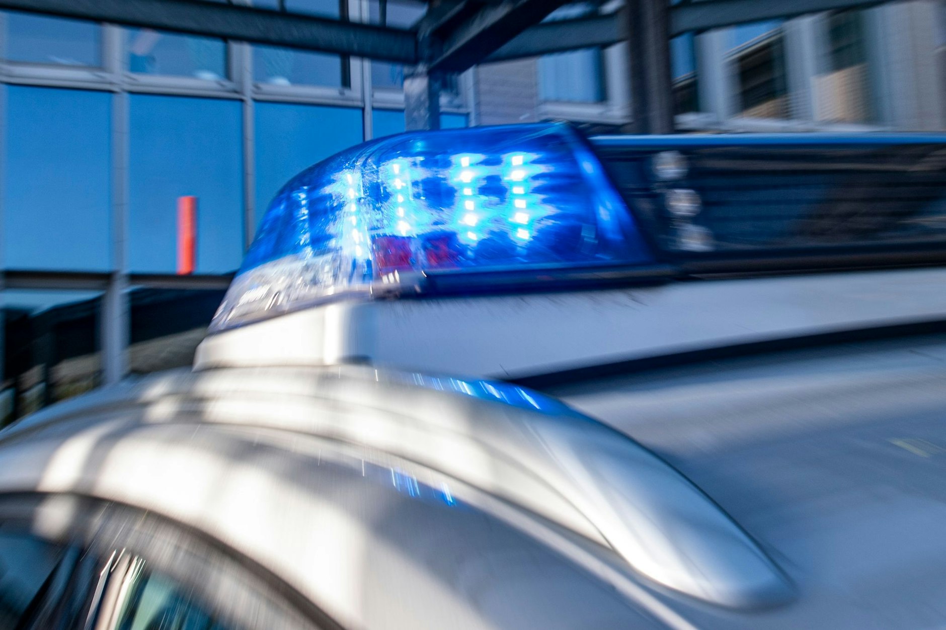 Ein Blaulicht leuchtet auf dem Dach eines Polizeiautos.