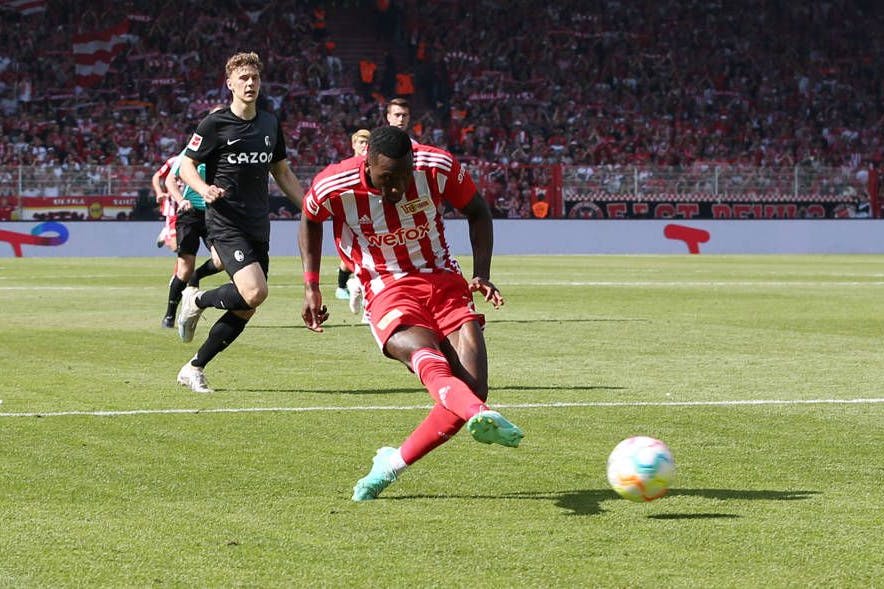 Sheraldo Becker erzielt nach Vorarbeit von Robin Knoche das 2:0.