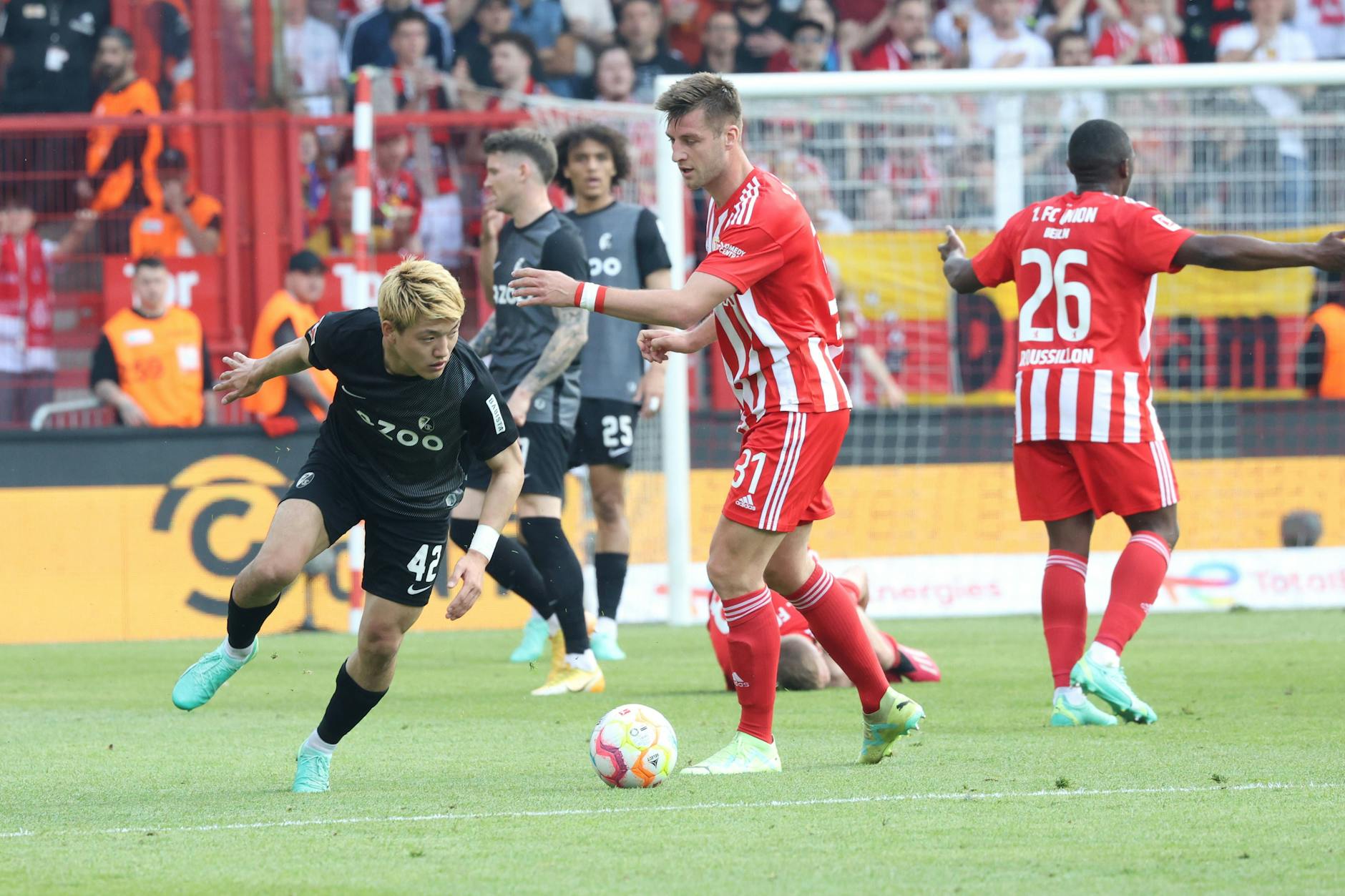 Robin Knoche (hier gegen Freiburgs Ritsu Doan) bereitete beide Treffer von Sheraldo Becker vor.