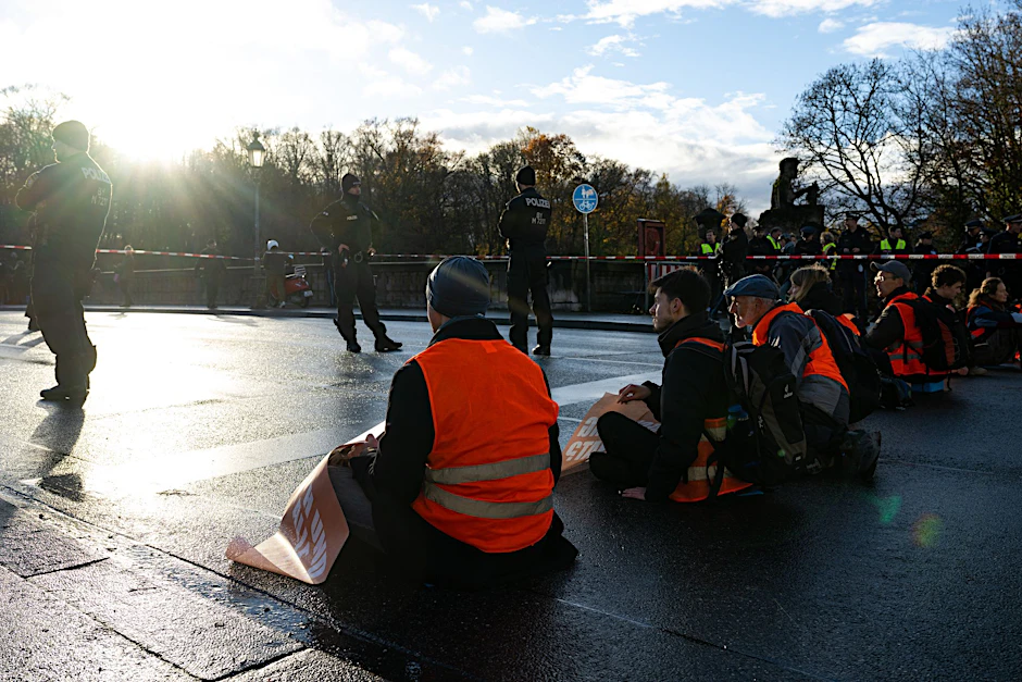 Klimaaktivisten der Umweltschutzbewegung „Letzte Generation“ sitzen auf einer Straße.&nbsp;