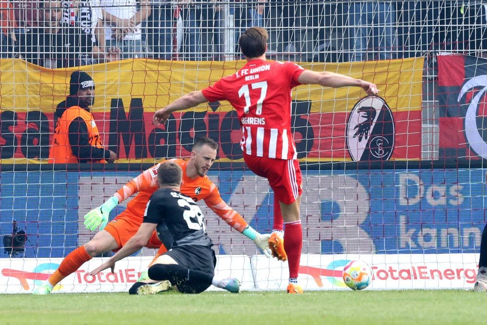 Kevin Behrens trifft zum 1:0.