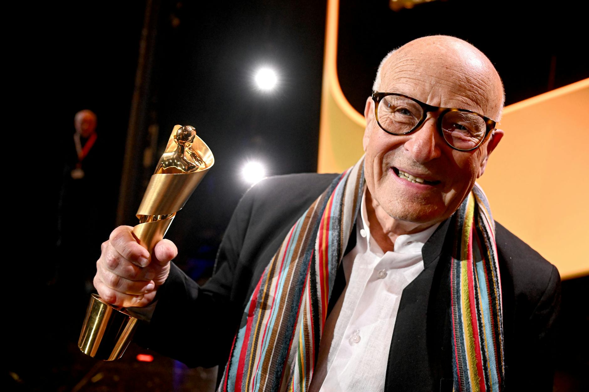 Der Regisseur Volker Schlöndorff mit seiner Ehrenlola