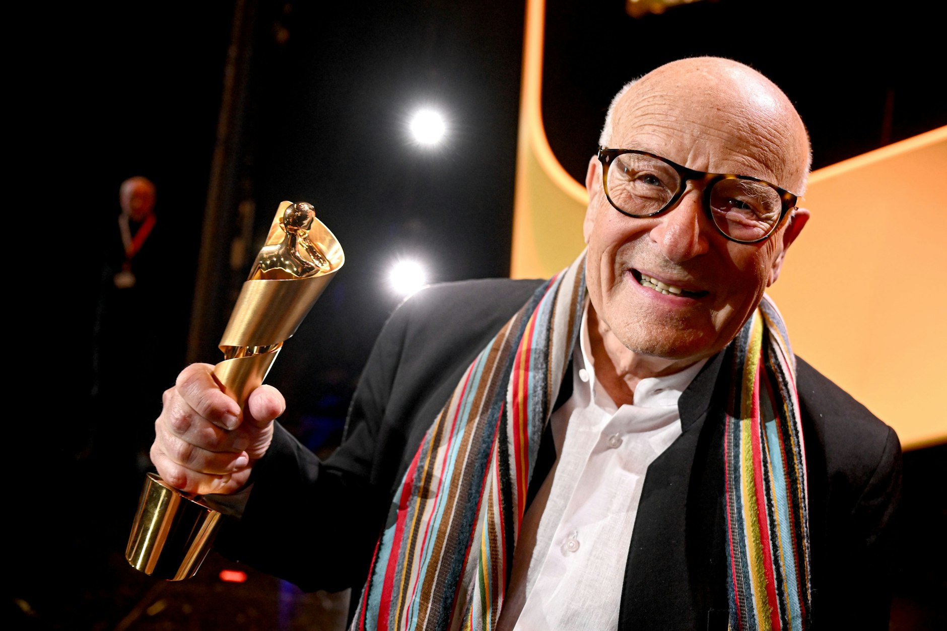 Der Regisseur Volker Schlöndorff mit seiner Ehrenlola