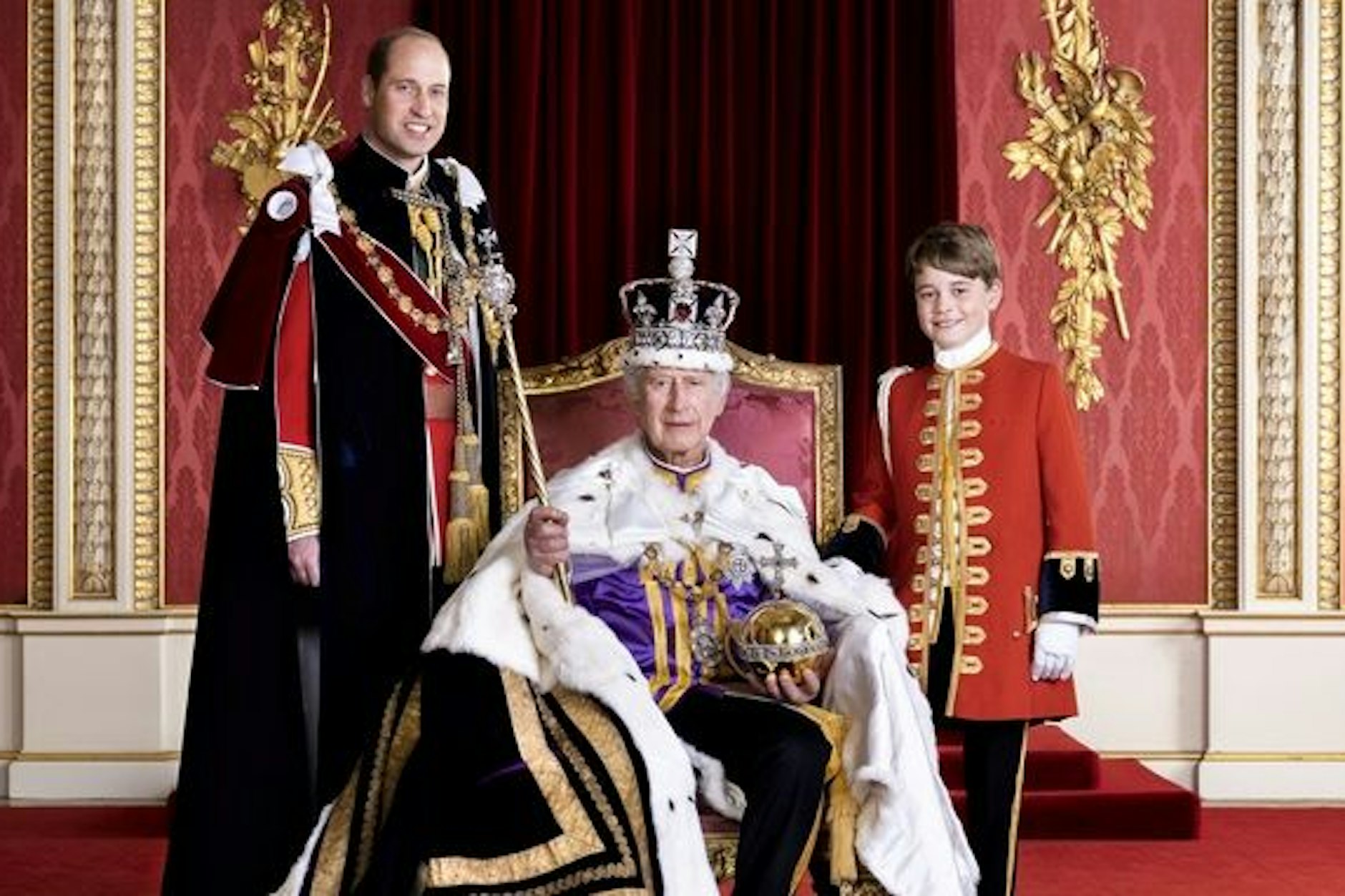 Die Krone sitzt leicht schief, aber die Stimmung scheint gut: König Charles III. mit seinem Sohn William (l.) und Enkel George.