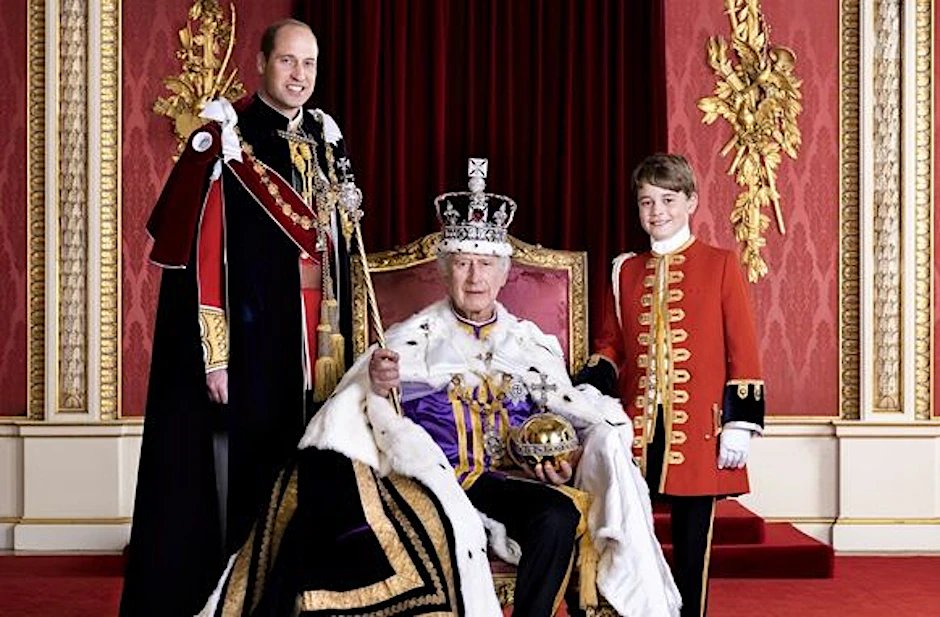 Die Krone sitzt leicht schief, aber die Stimmung scheint gut: König Charles III. mit seinem Sohn William (l.) und Enkel George.