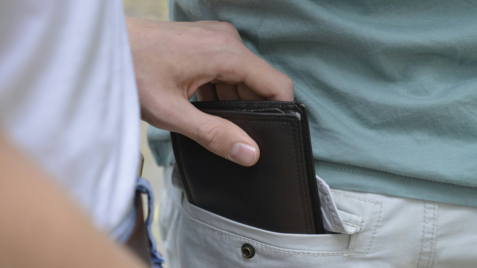 Egal ob zu Hause oder in den Ferien: Taschendiebe lauern überall!