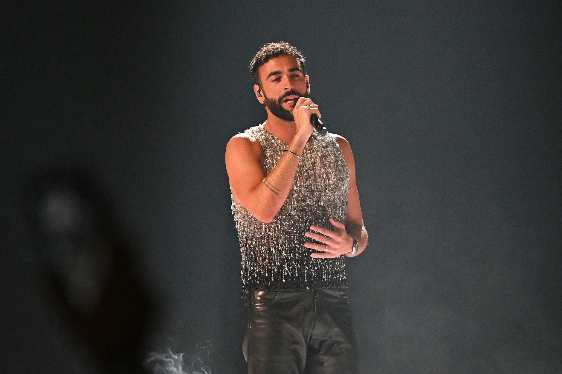 Liverpool: Marco Mengoni aus Italien singt „Due vite“ beim Finale des 67. Eurovision Song Contest.