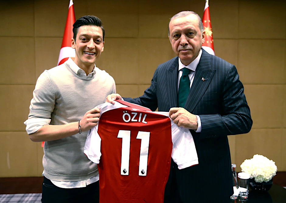 Bereits vor fünf Jahren hatte ein Foto von Mesut Özil mit dem türkischen Staatspräsidenten Recep Tayyip Erdogan für viel Aufsehen gesorgt.