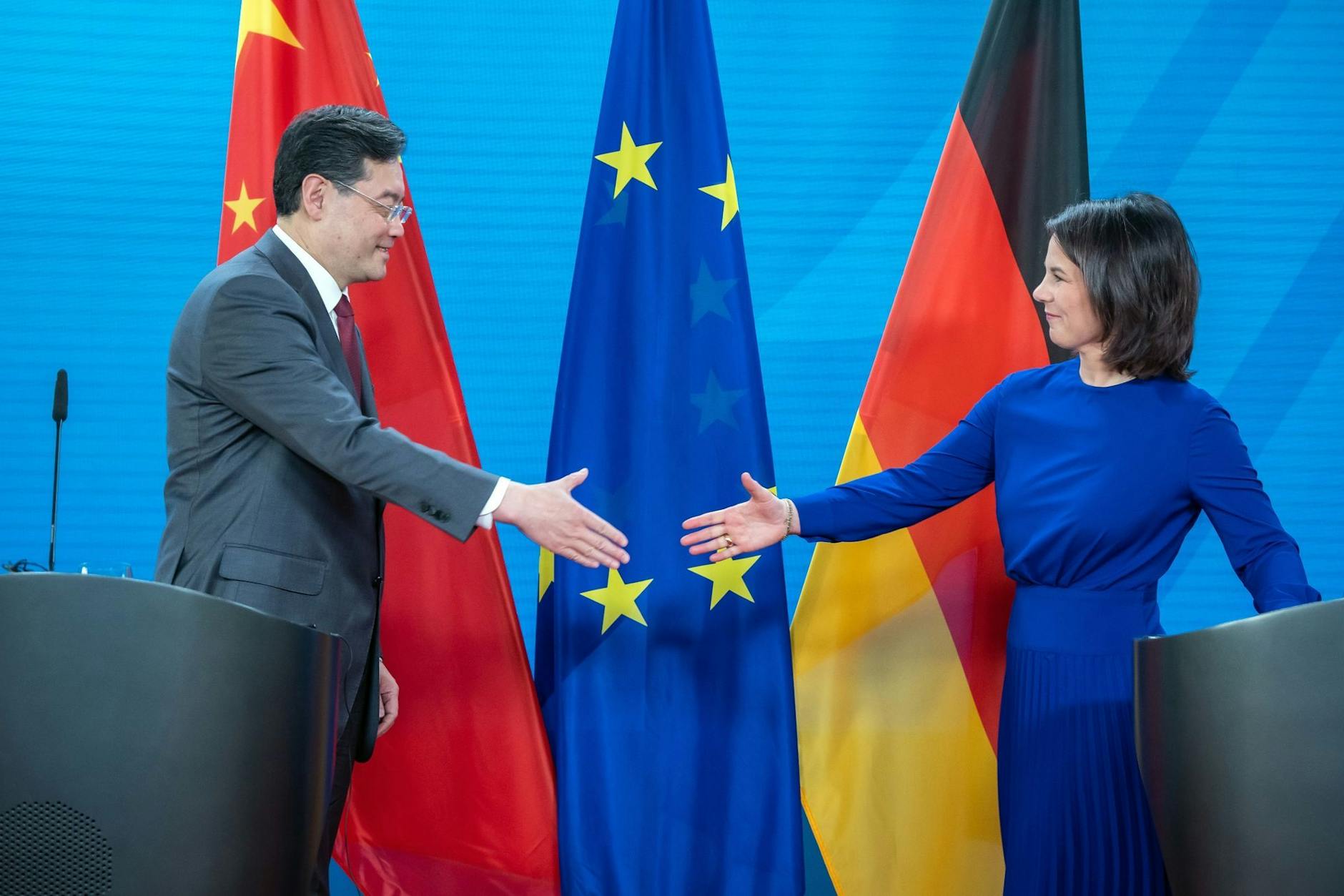 Außenministerin Annalena Baerbock mit ihrem chinesischen Amtskollegen Qin Gang.