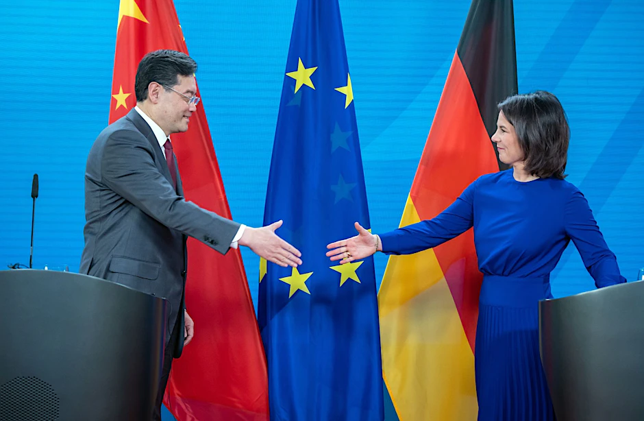 Außenministerin Annalena Baerbock mit ihrem chinesischen Amtskollegen Qin Gang.