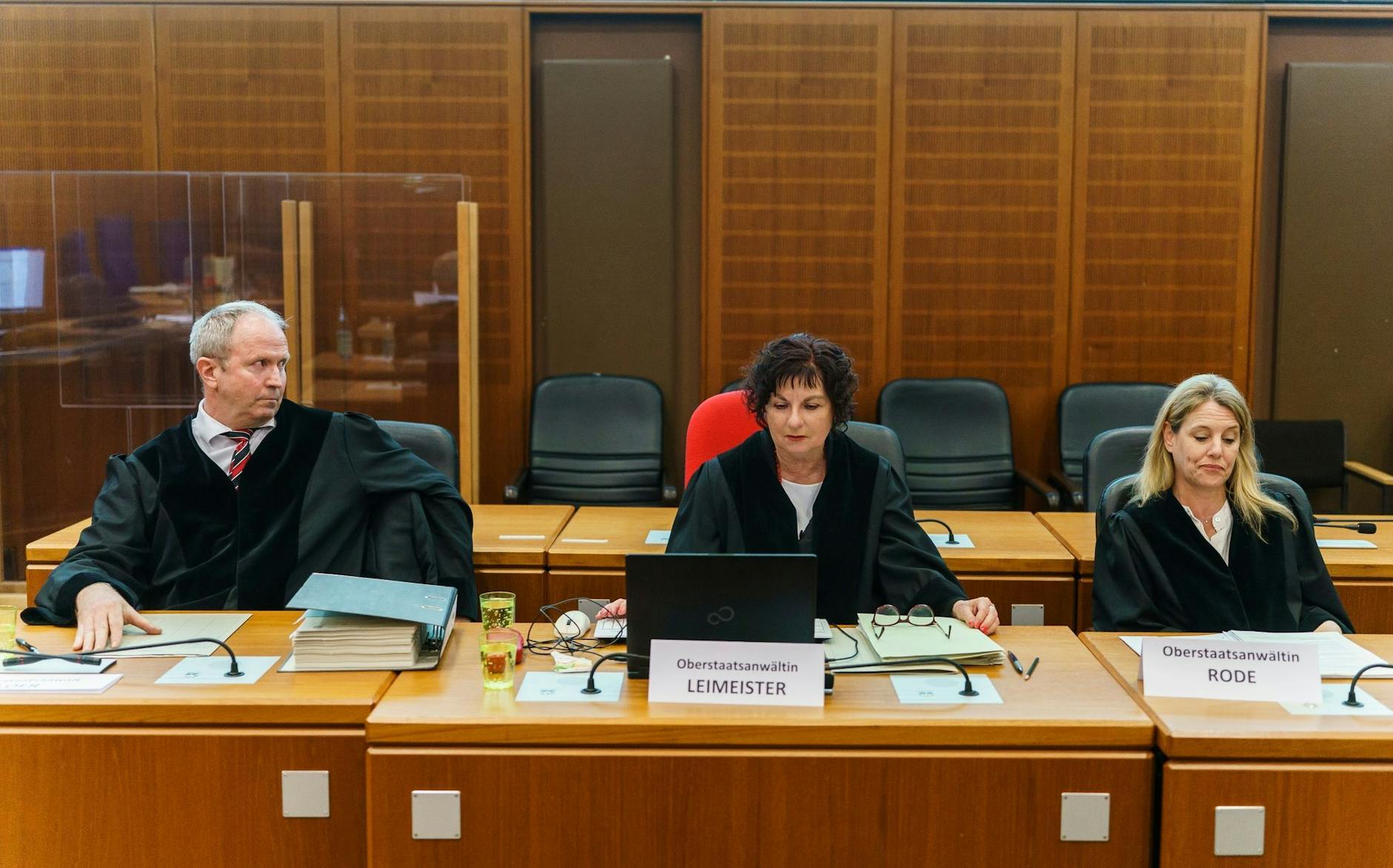 Oberstaatsanwalt Michael Loer (l-r), Oberstaatsanwältin Gisela Leimeister und Oberstaatsanwältin Nicole Rode im Gerichtssaal.