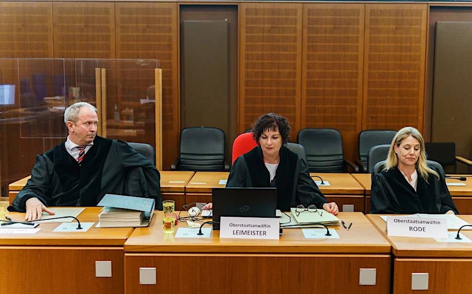 Oberstaatsanwalt Michael Loer (l-r), Oberstaatsanwältin Gisela Leimeister und Oberstaatsanwältin Nicole Rode im Gerichtssaal.  