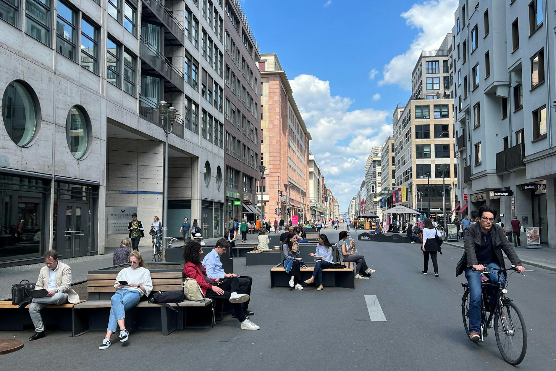 Autos sind hier nicht mehr erlaubt: Das Bezirksamt hat den Mittelteil der Friedrichstraße für Fußgänger geöffnet, Fahrräder und E-Scooter dürfen fahren. Doch die Maßnahme stößt auf Kritik. 