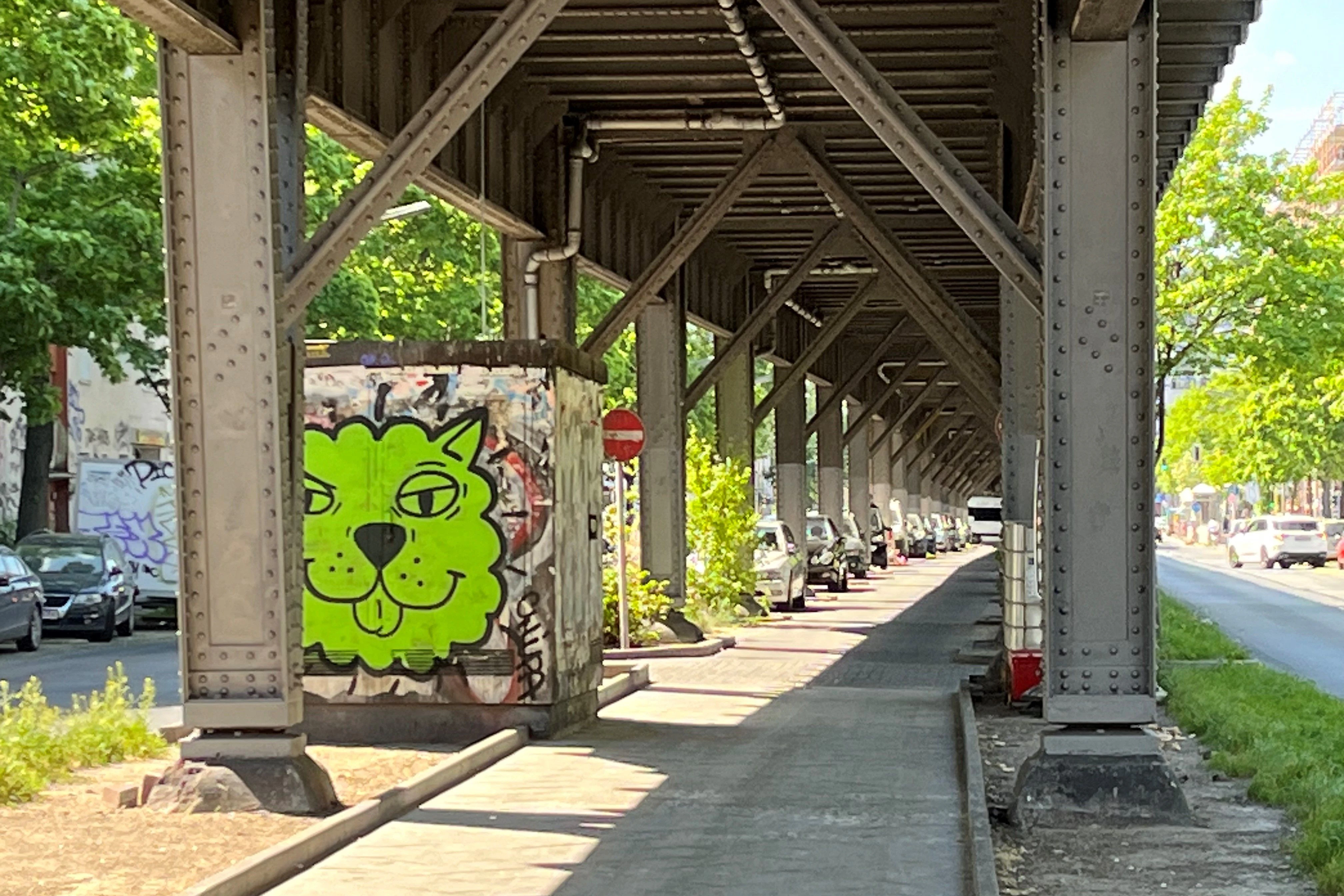 Das künftige Testfeld auf dem Mittelstreifen der Skalitzer Straße in Kreuzberg. Alle Autostellplätze fallen von Juni an weg, die Flächen werden entsiegelt. Der Bezirk Friedrichshain-Kreuzberg hat das genehmigt. 
