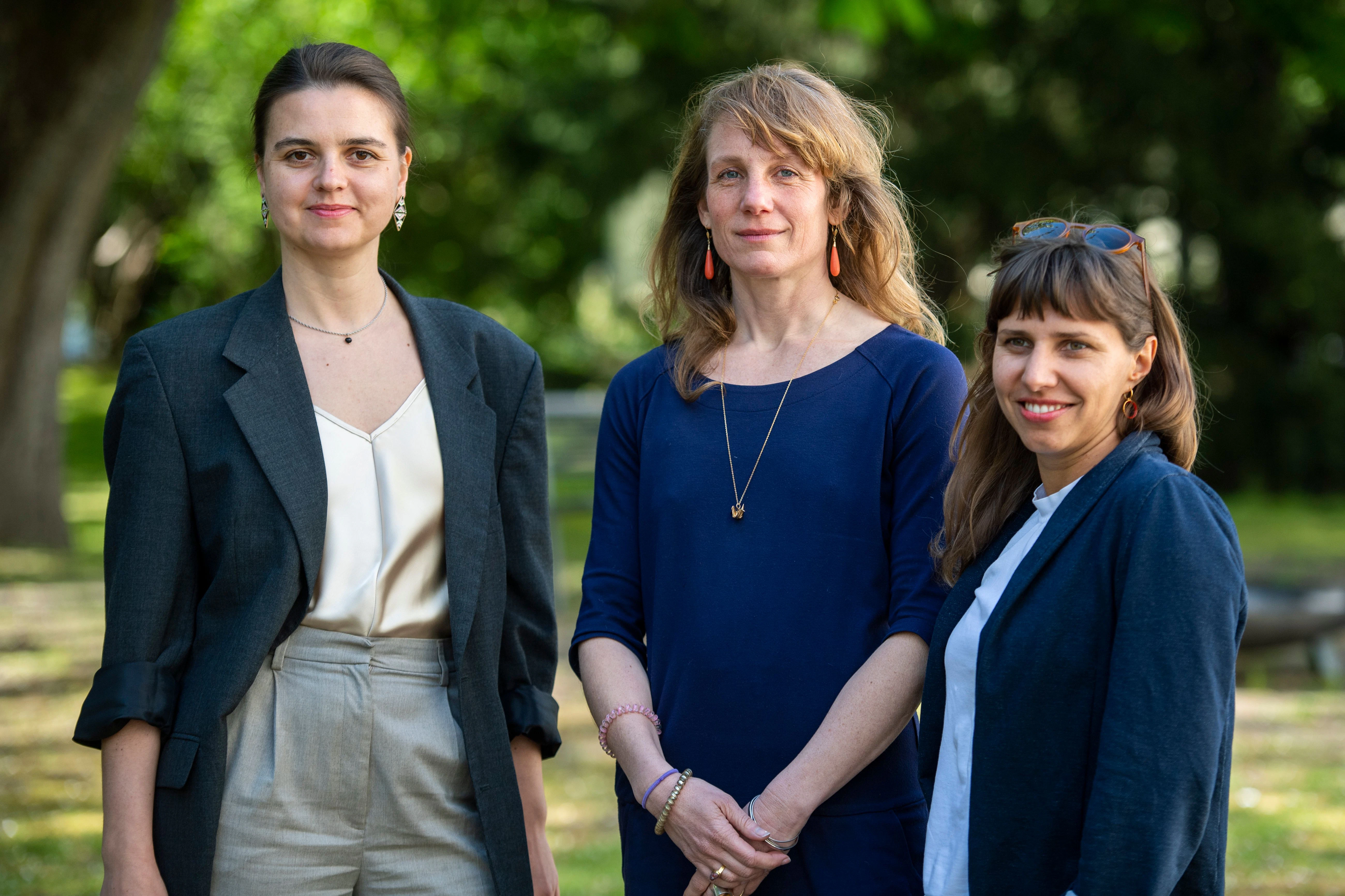 Die Leiterinnen des Berliner Theatertreffens 2023 Olena Apchel (v.l.n.r.), Carolin Hochleichter und Joanna Nuckowska stehen vor dem Haus der Berliner Festspiele.