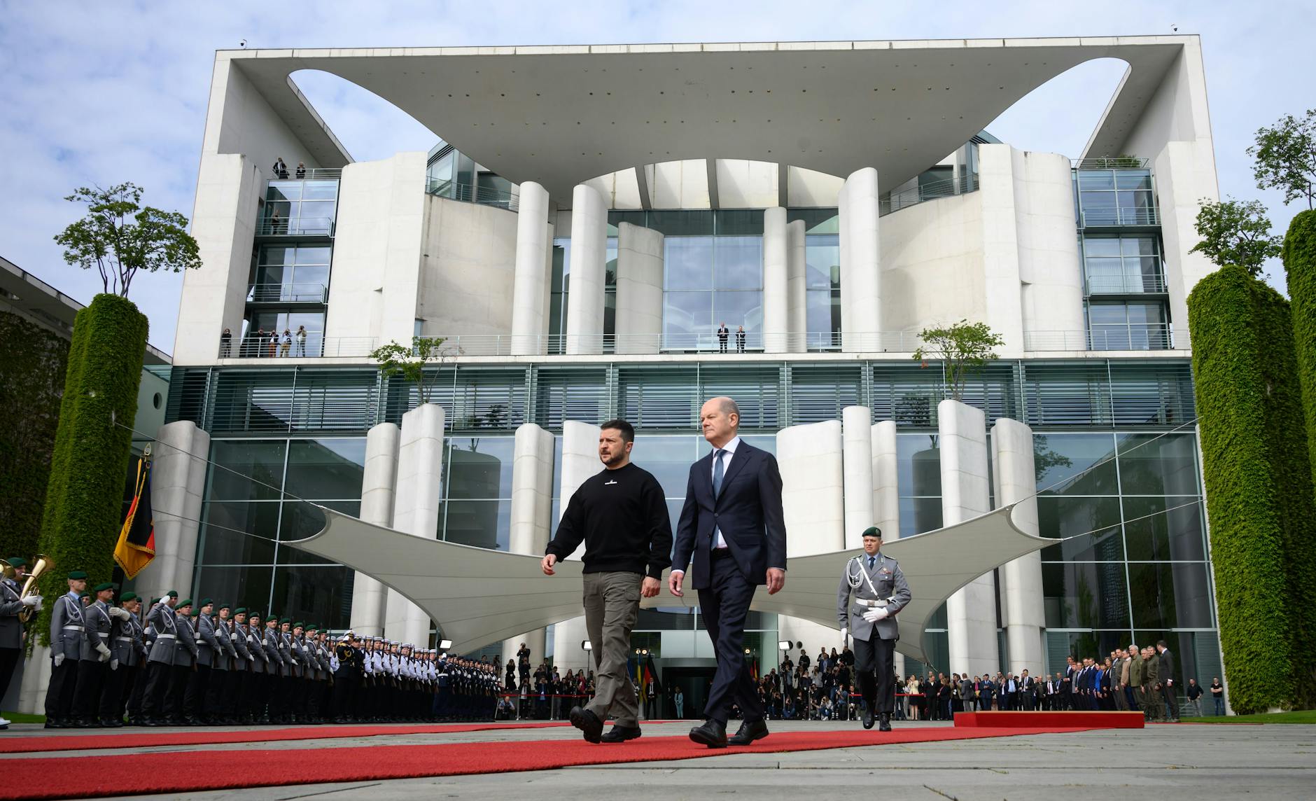Wolodymyr Selenskyj, Präsident der Ukraine, wird von Bundeskanzler Olaf Scholz vor dem Bundeskanzleramt mit militärischen Ehren begrüßt.