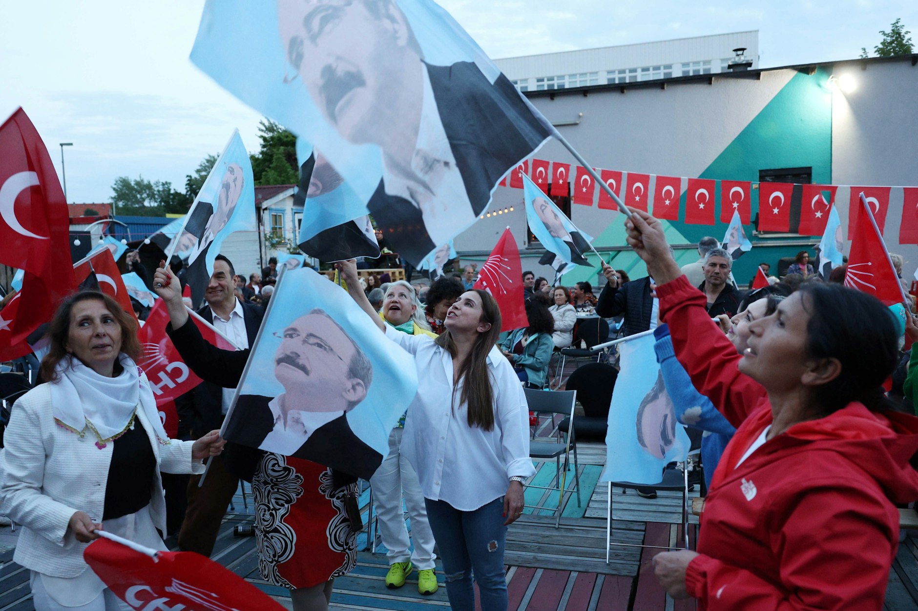 Berlin: Im Engelnest verfolgt man gespannt die Wahlen in der Türkei und feiert schonmal.